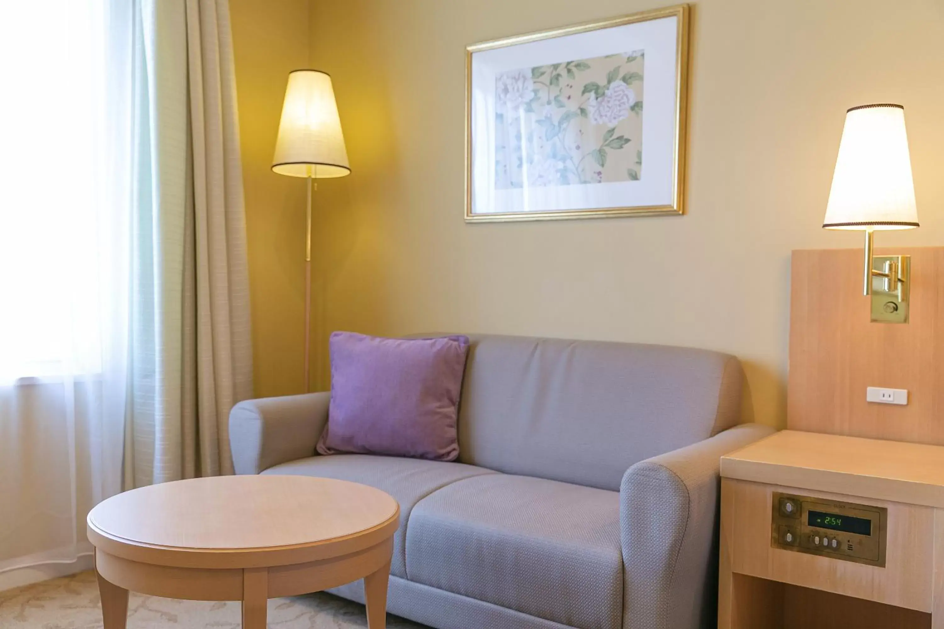 Photo of the whole room, Seating Area in Namba Oriental Hotel