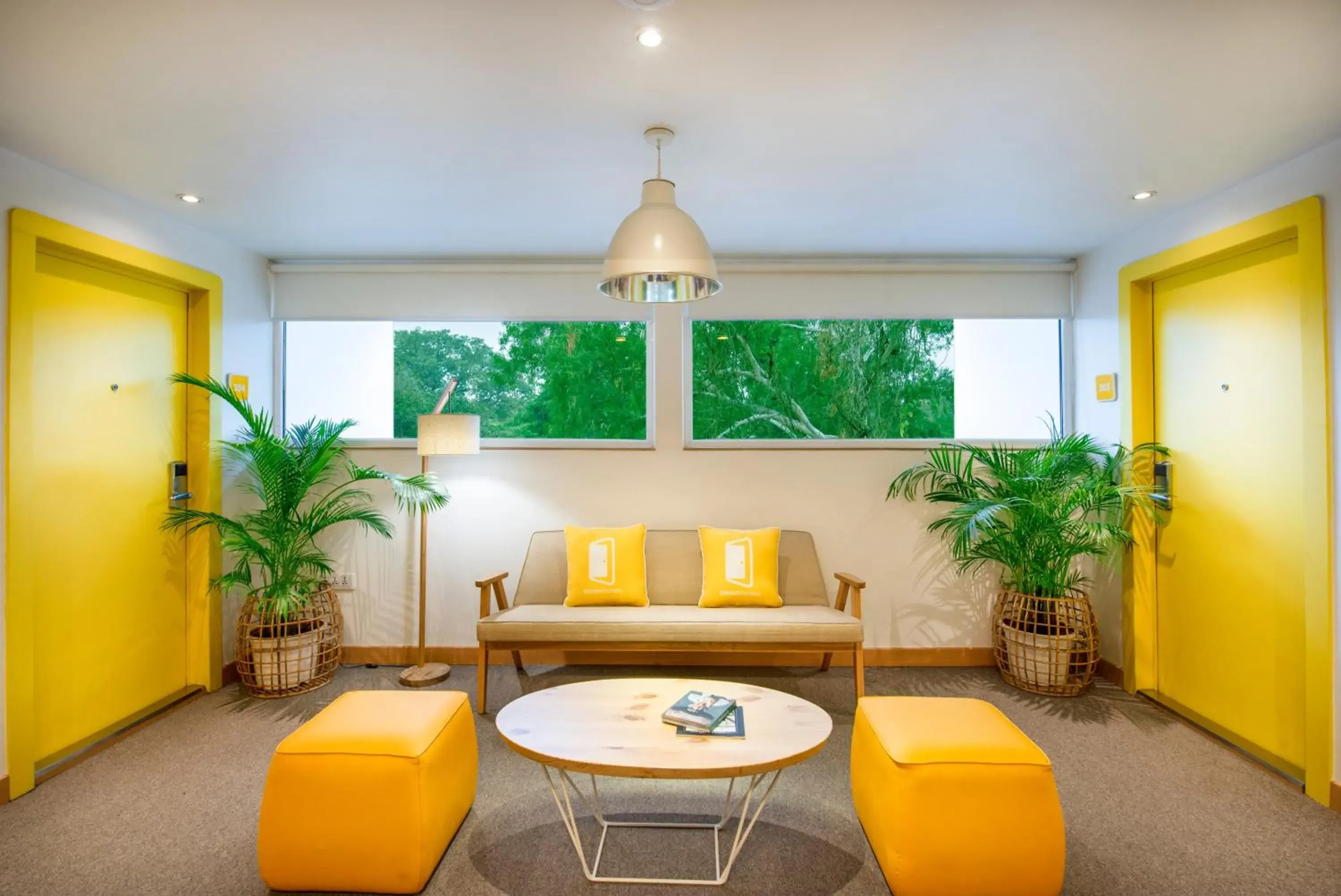 Lounge or bar in bloomrooms @ Janpath Lounge or bar in bloomrooms @ Janpath