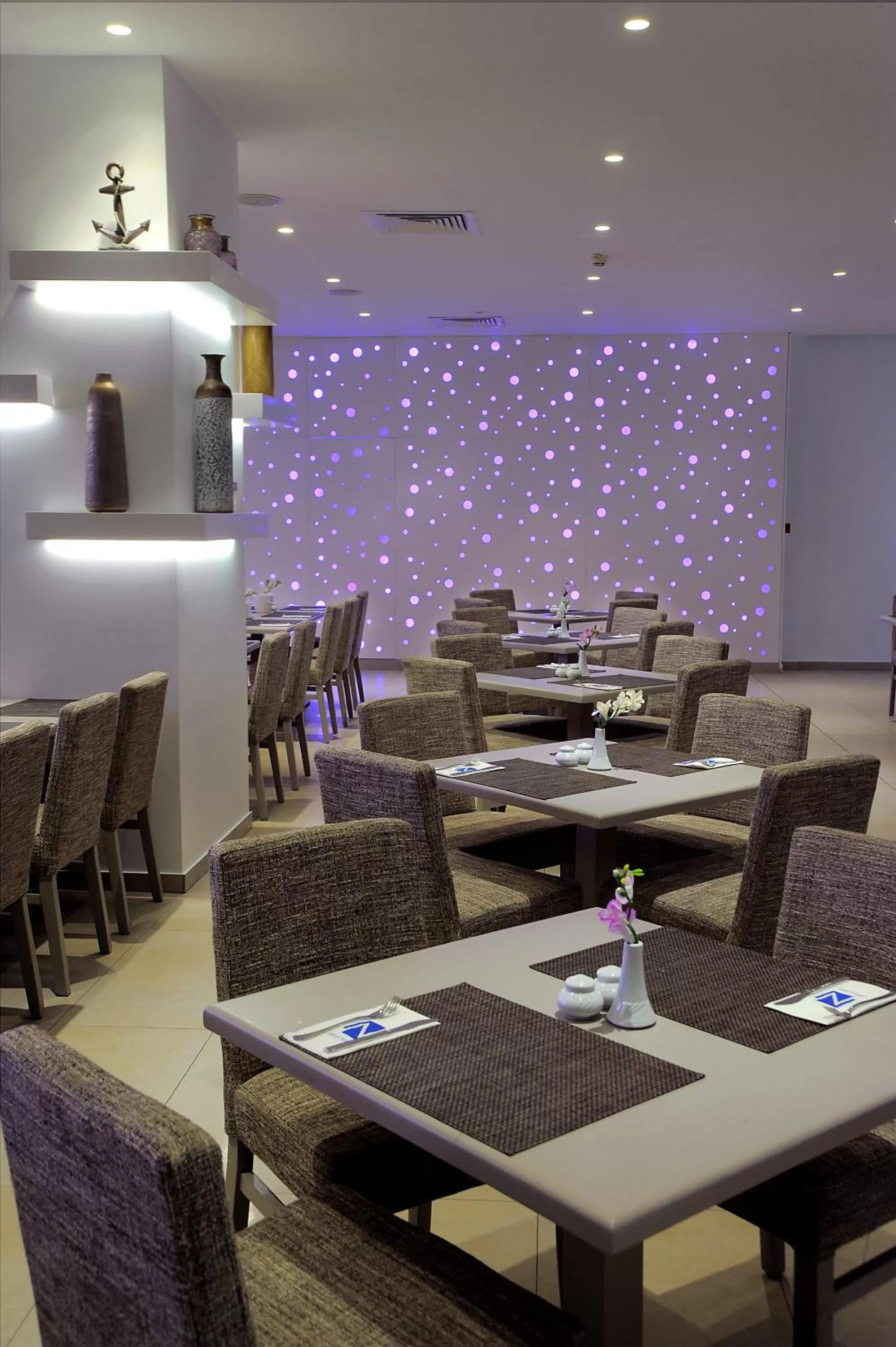 Restaurant/places to eat in Nestor Hotel