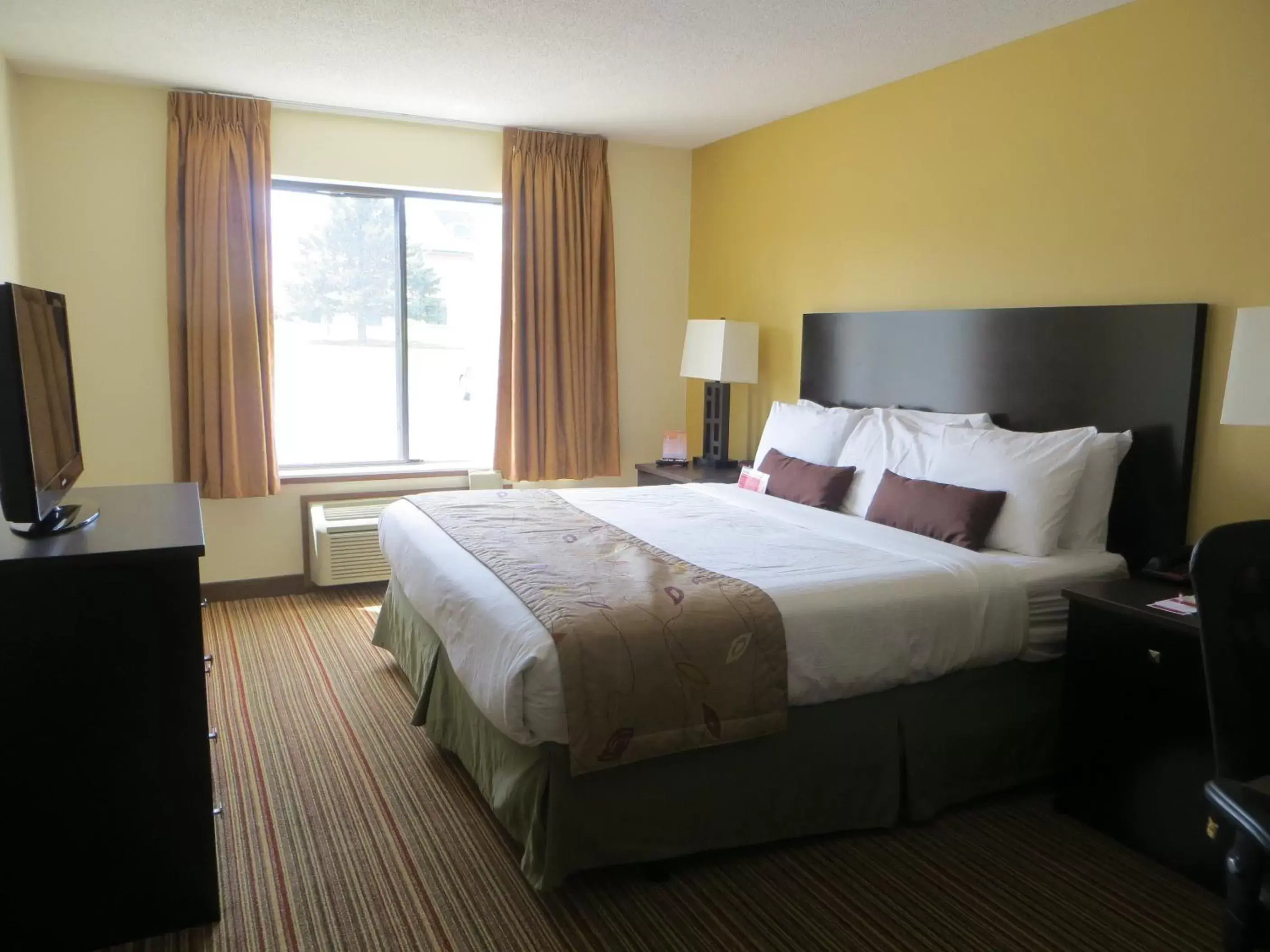 Bedroom, Bed in Ramada by Wyndham Wisconsin Dells