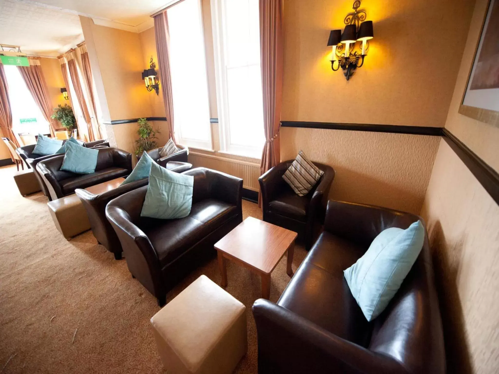 Lounge or bar, Seating Area in Suncliff Hotel - OCEANA COLLECTION