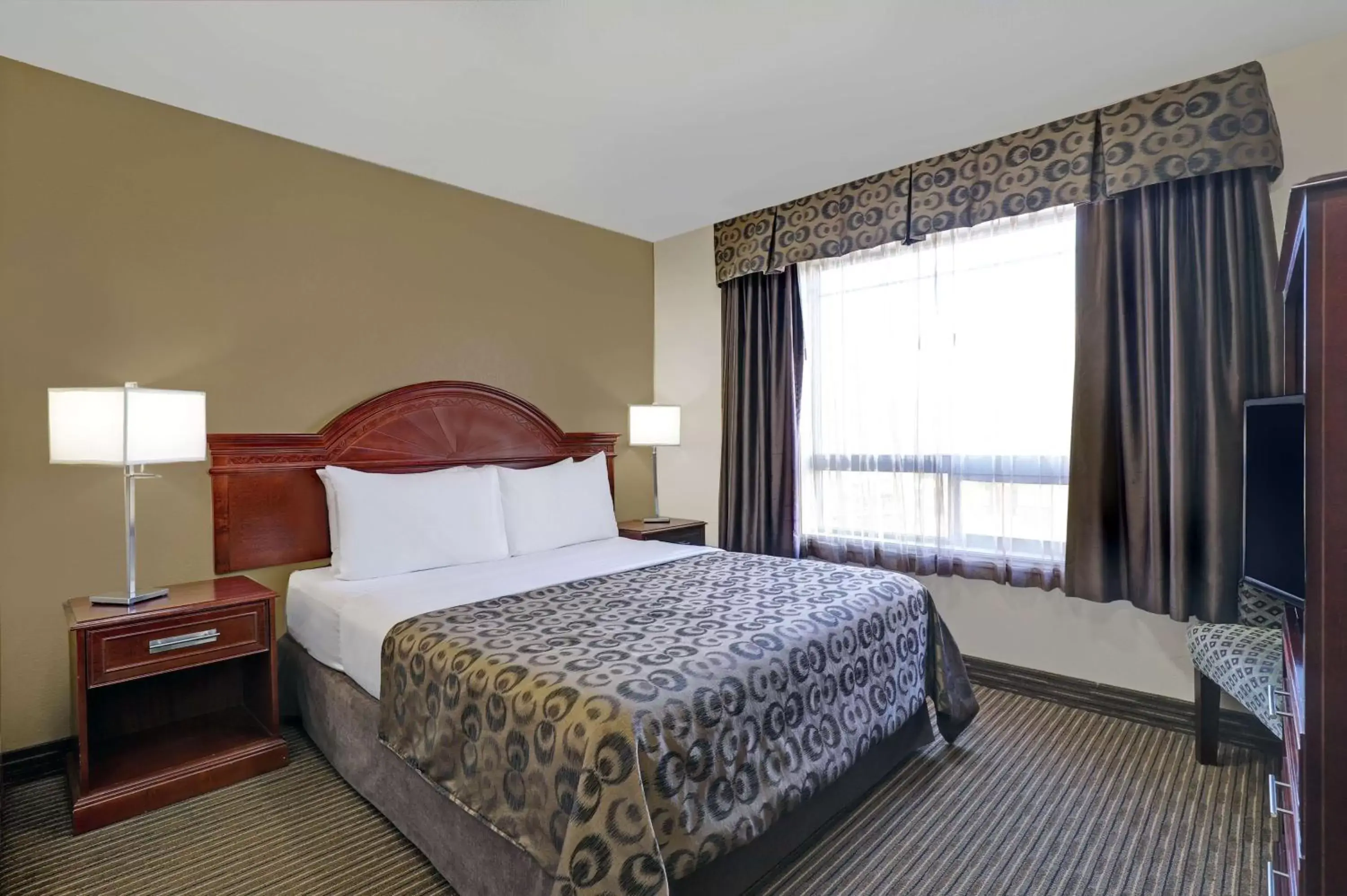 Photo of the whole room, Bed in SureStay Plus Hotel by Best Western Drumheller