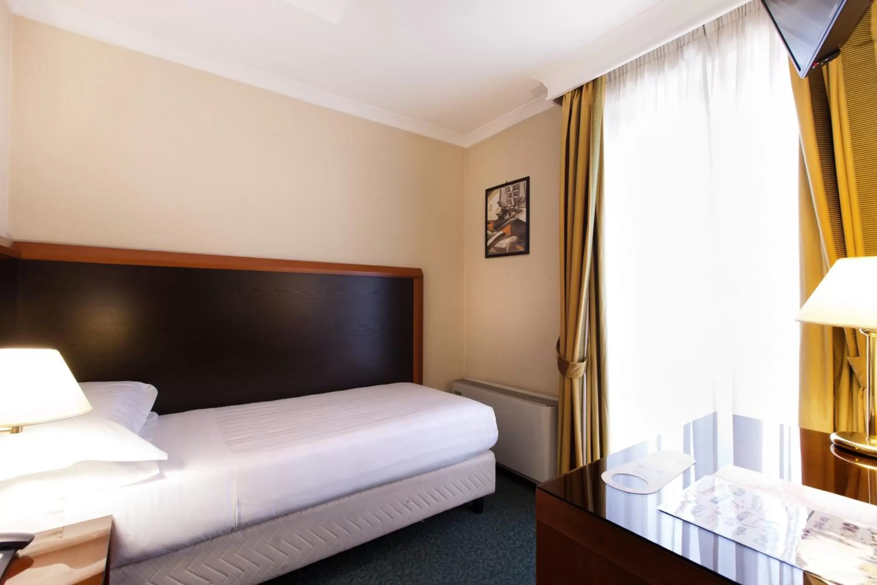 Photo of the whole room, Bed in Smooth Hotel Rome West