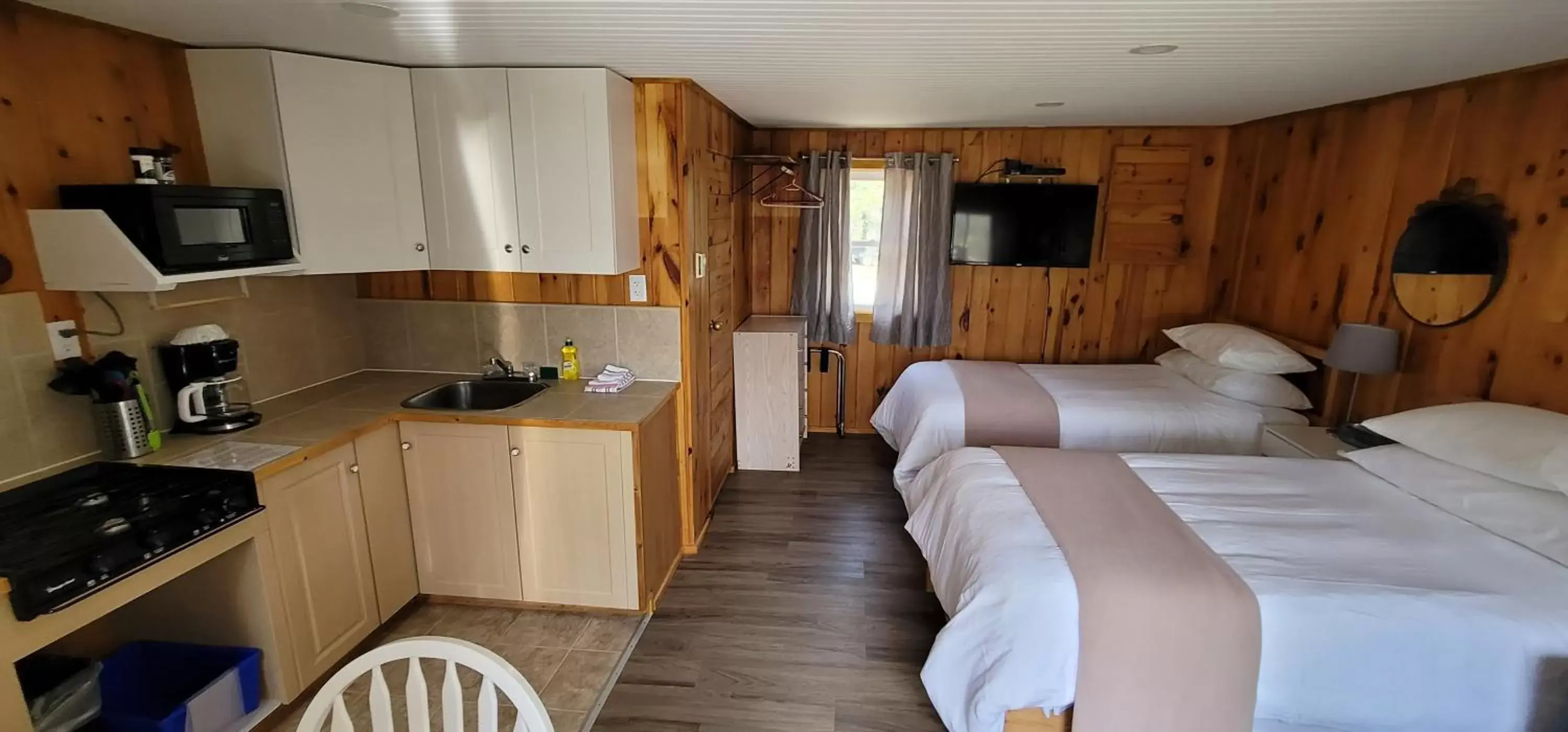 Property building, Kitchen/Kitchenette in Parkway Cottage Resort and Trading Post