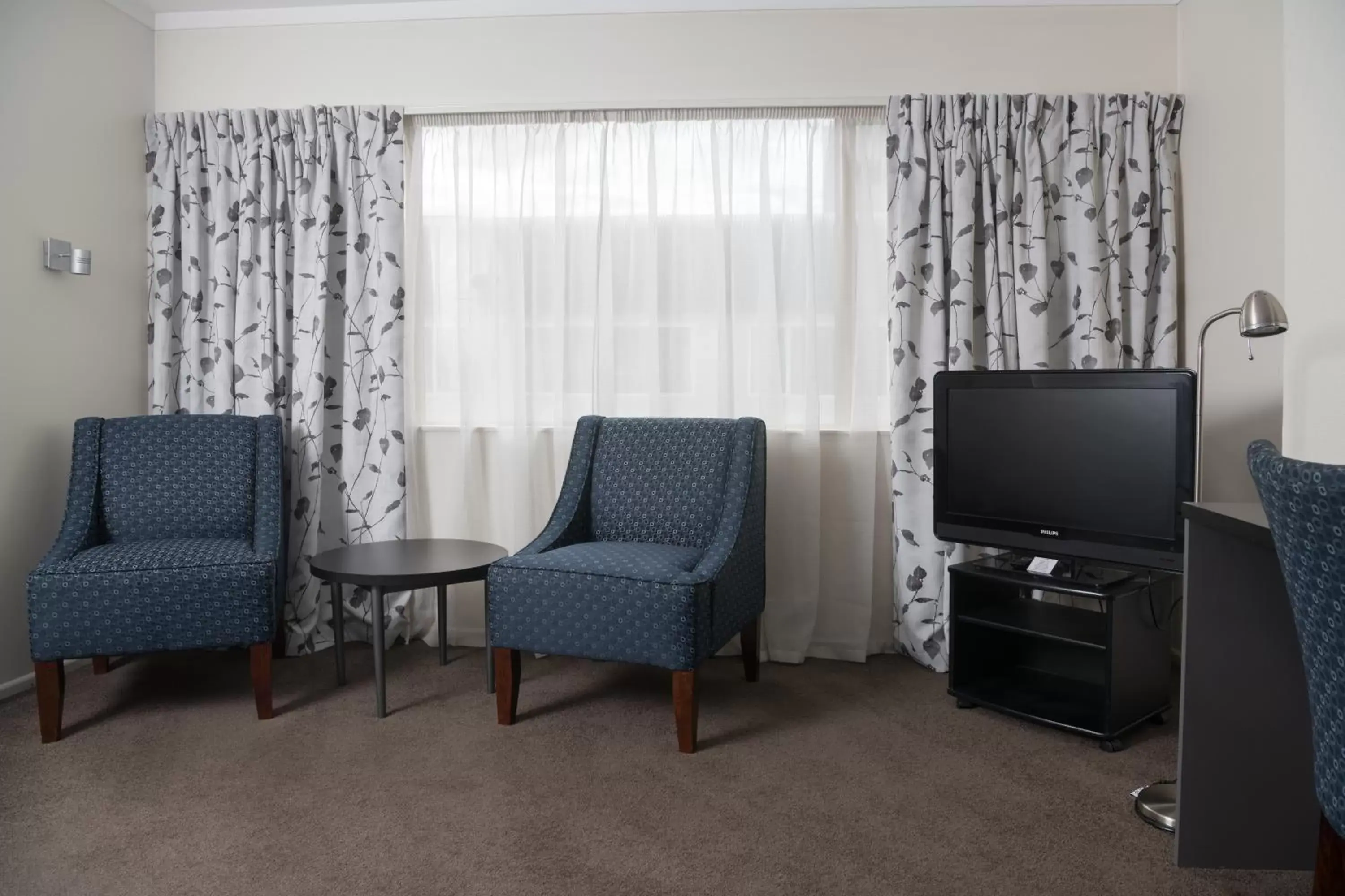 Bedroom, Seating Area in West Plaza Hotel