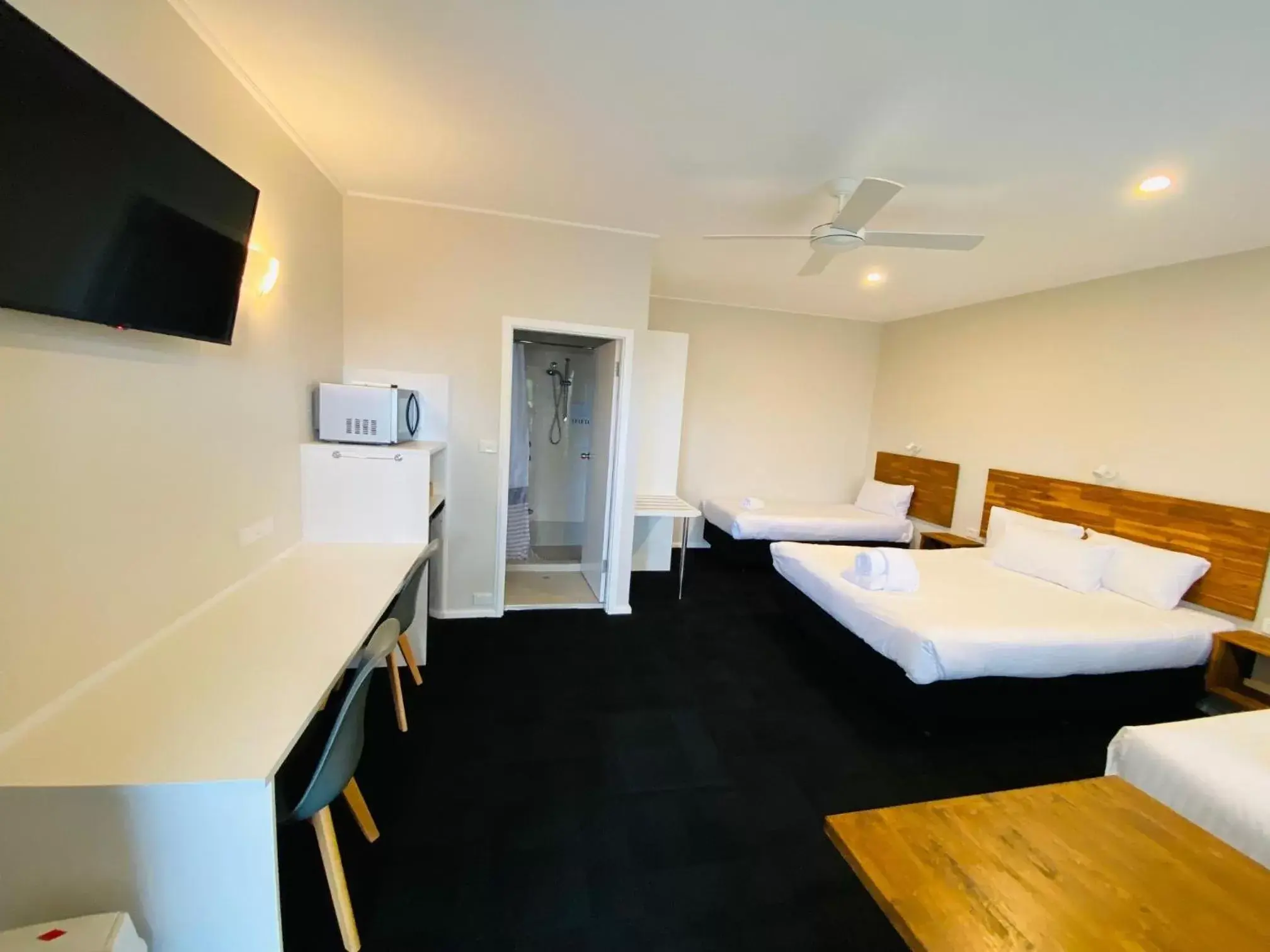 Photo of the whole room, Bed in Nowra Motor Inn