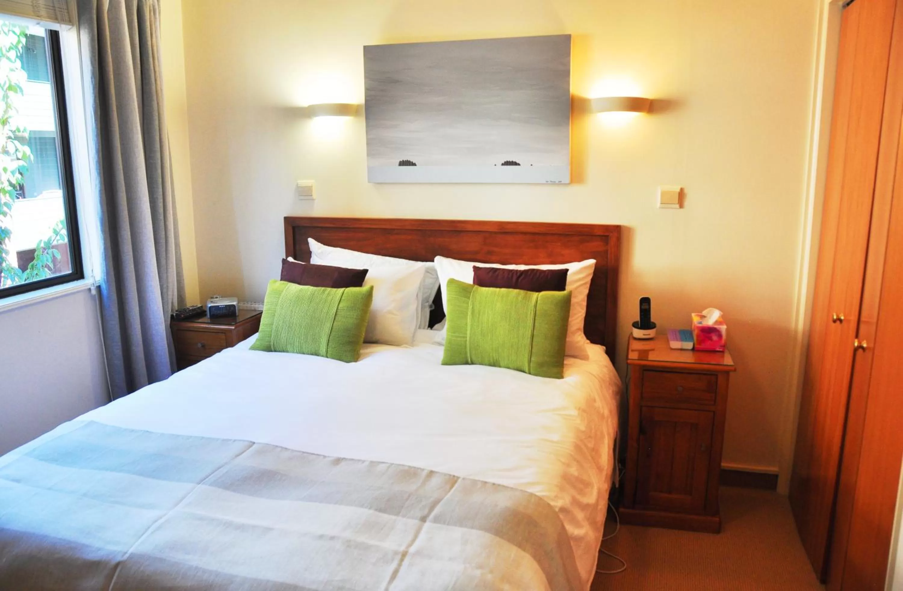 Bedroom, Bed in St James Apartments