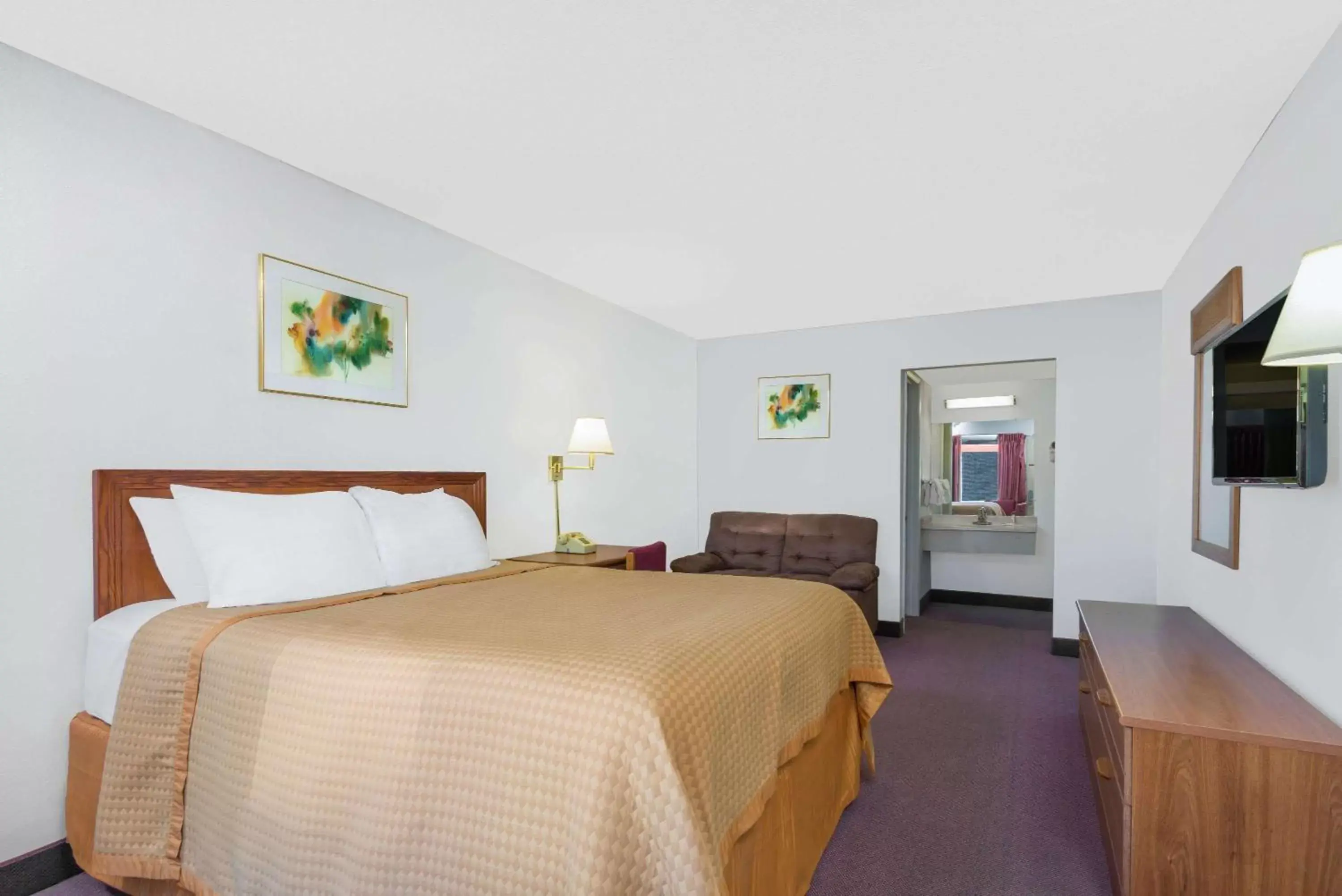 Photo of the whole room, Bed in Days Inn by Wyndham Mt. Sterling