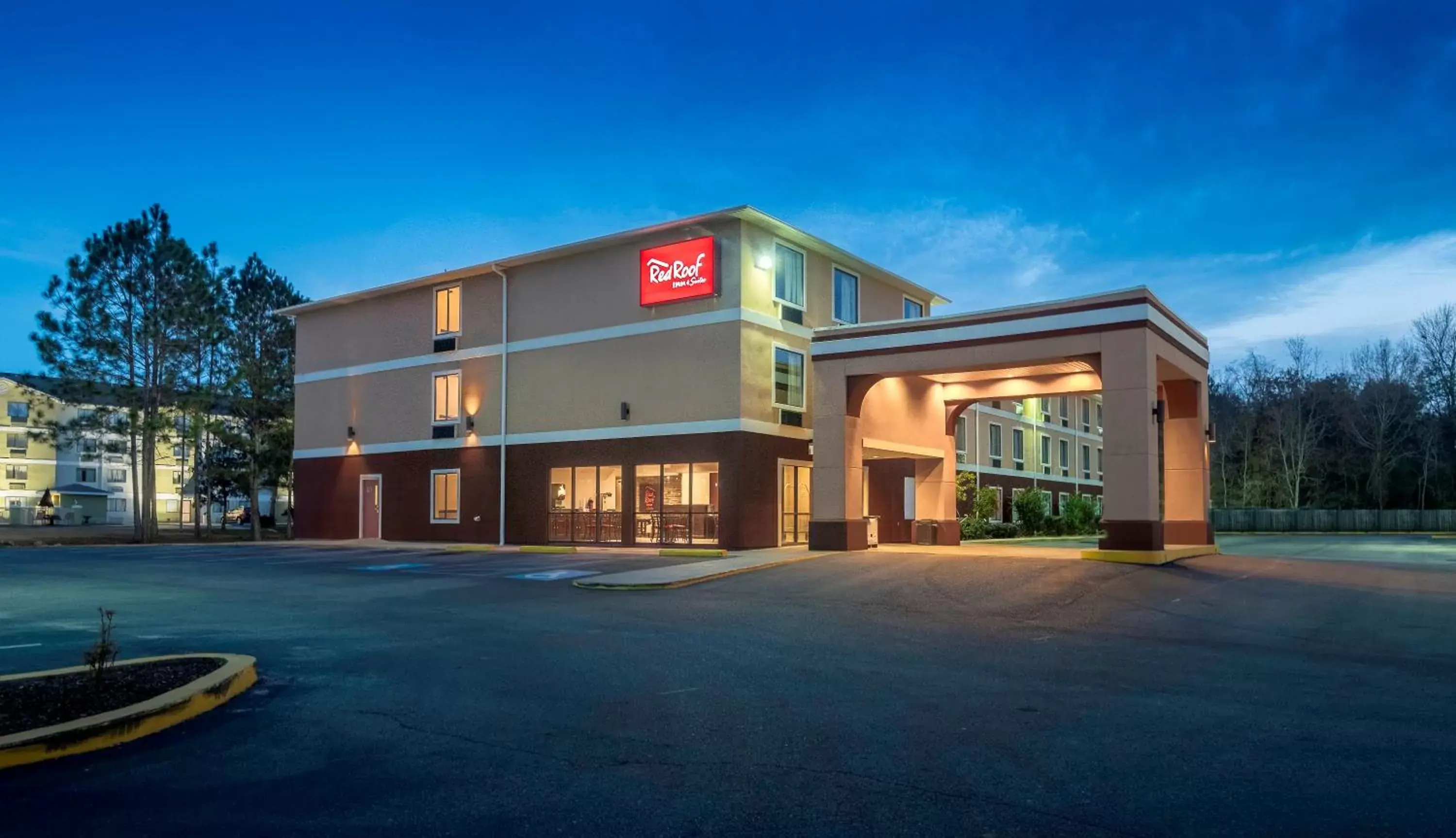 Property Building in Red Roof Inn & Suites Biloxi-Ocean Springs