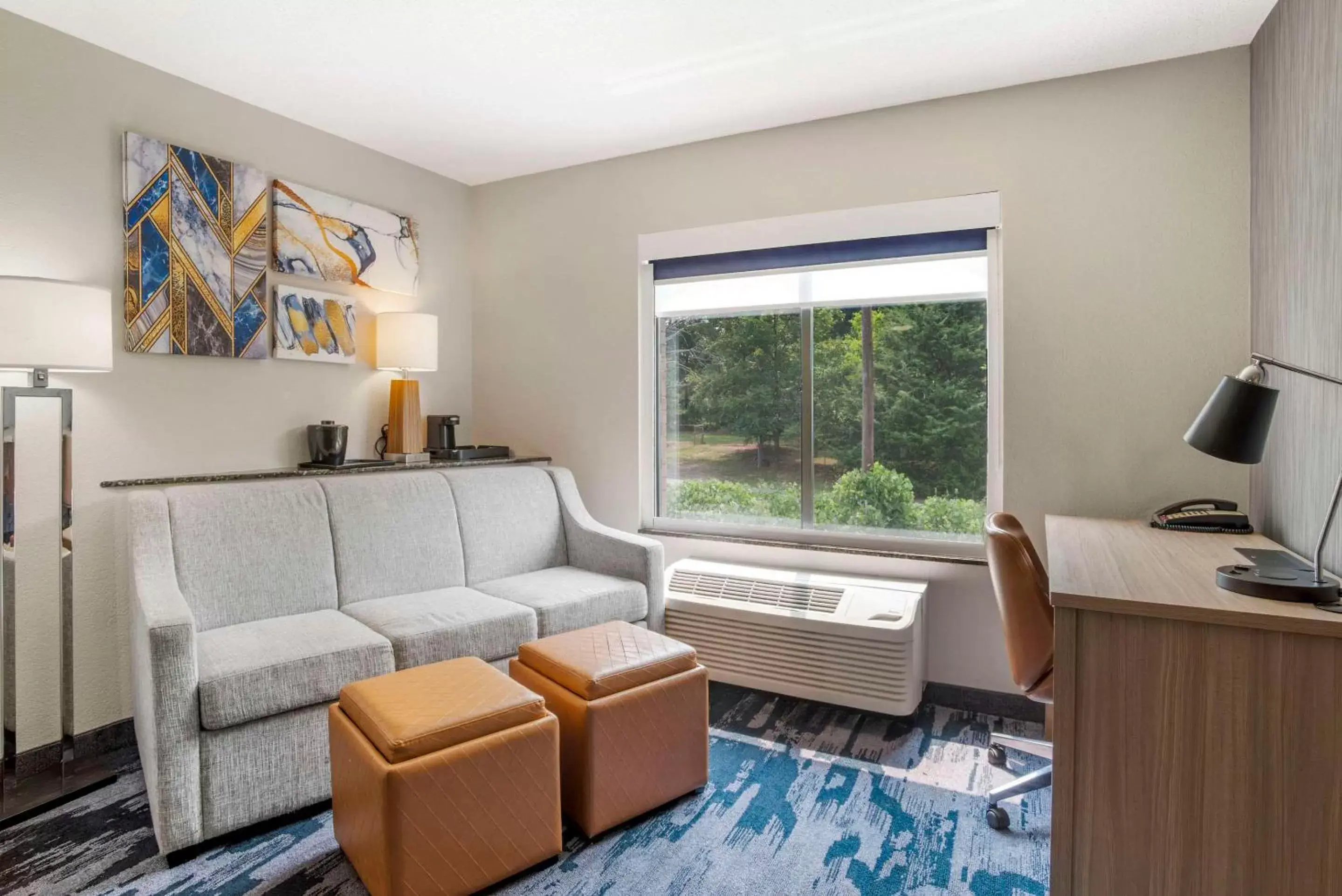 Bedroom, Seating Area in Comfort Suites At WestGate Mall