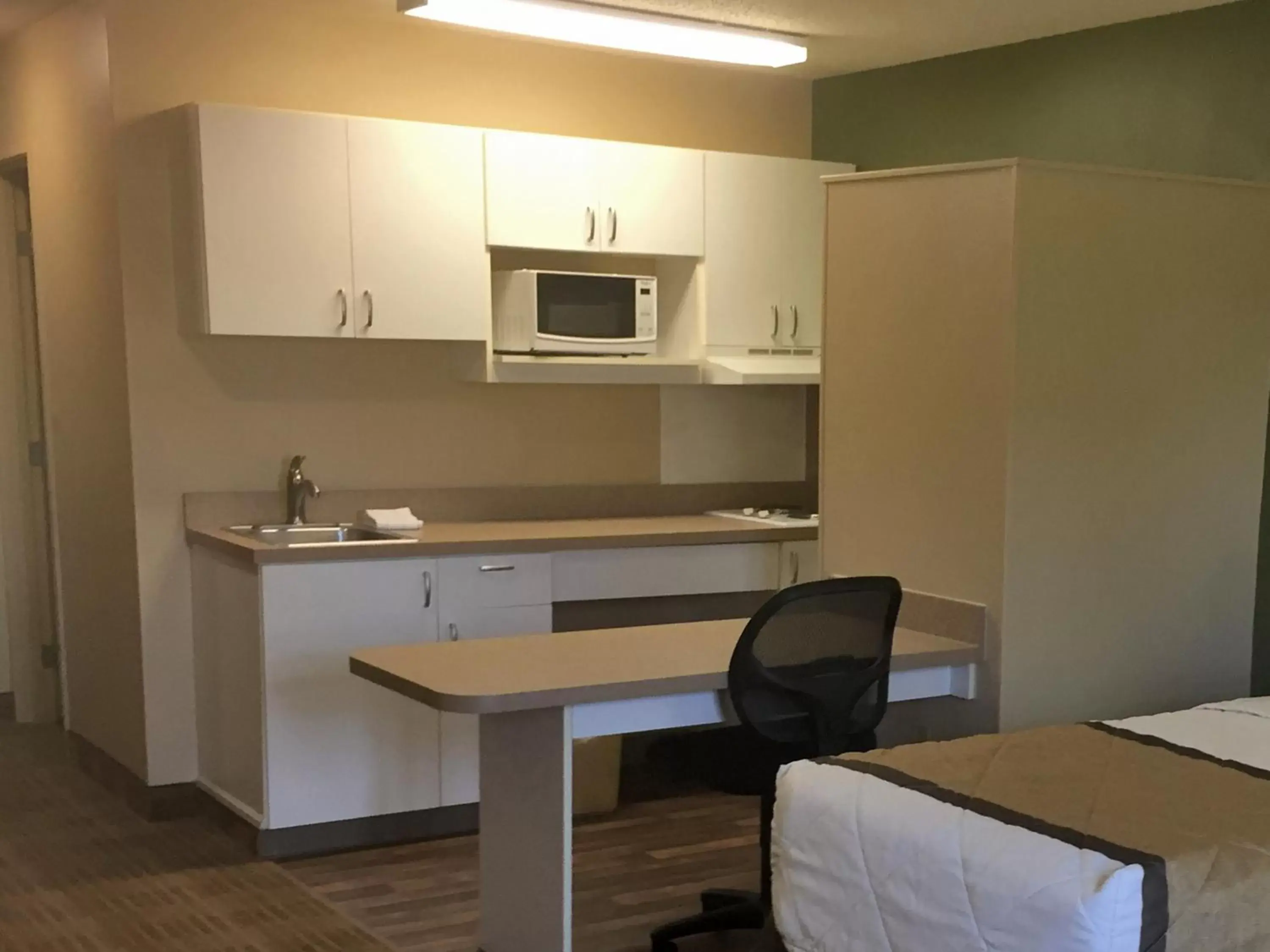 Kitchen or kitchenette, Kitchen/Kitchenette in Extended Stay America Suites - Seattle - Everett - North