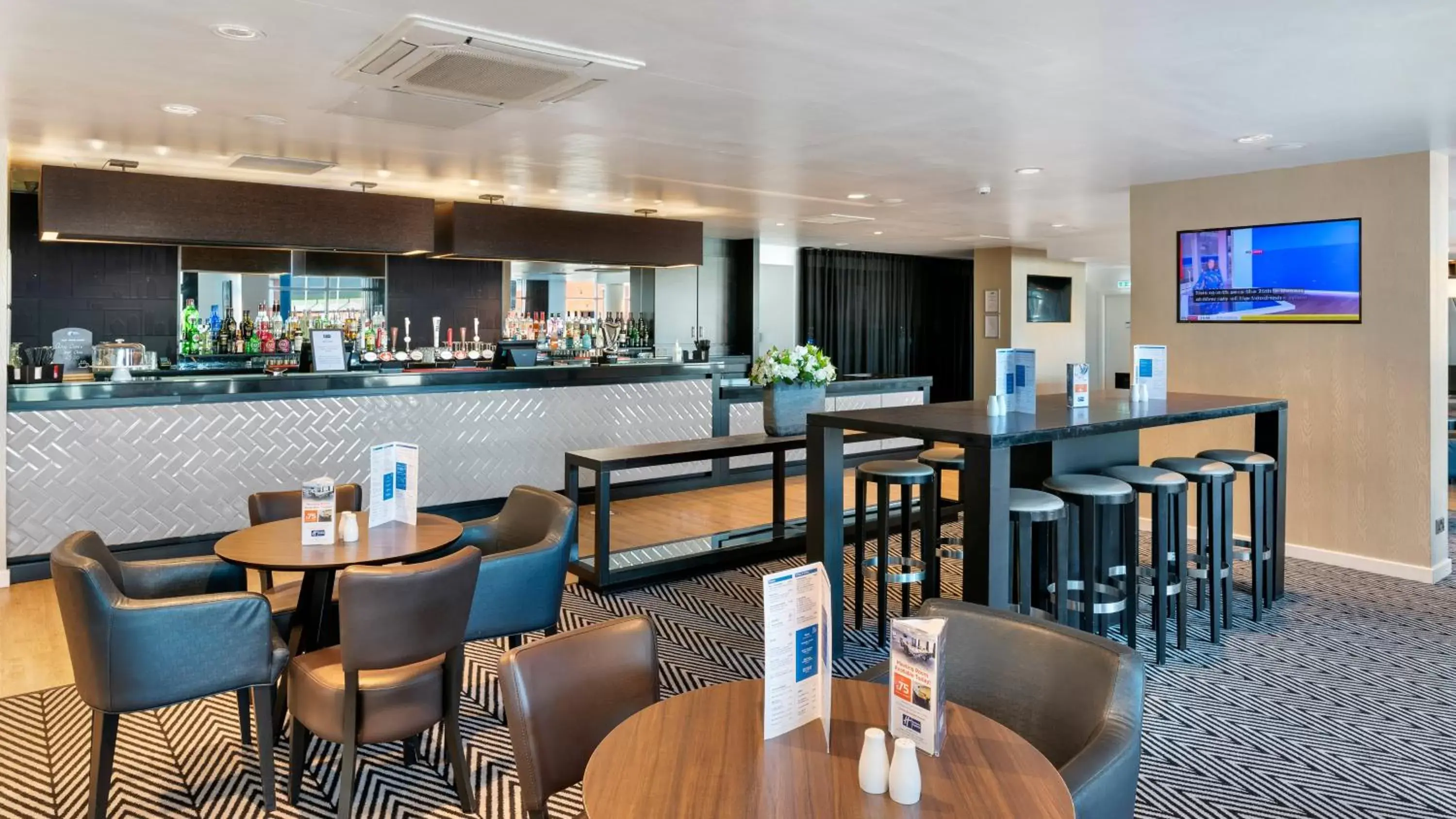 Lounge or bar, Restaurant/Places to Eat in Holiday Inn Express Leigh - Sports Village, an IHG Hotel
