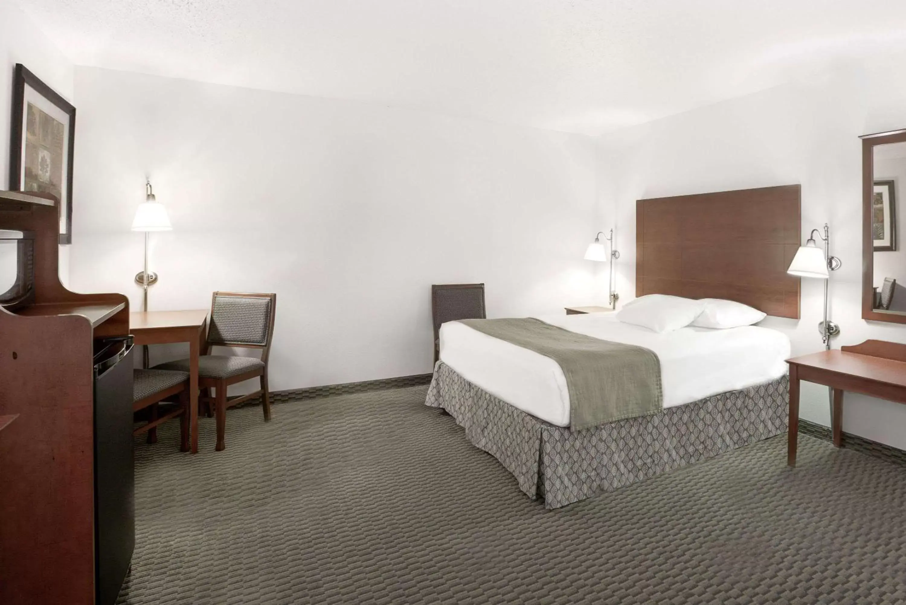 Photo of the whole room, Bed in Days Inn by Wyndham Carroll