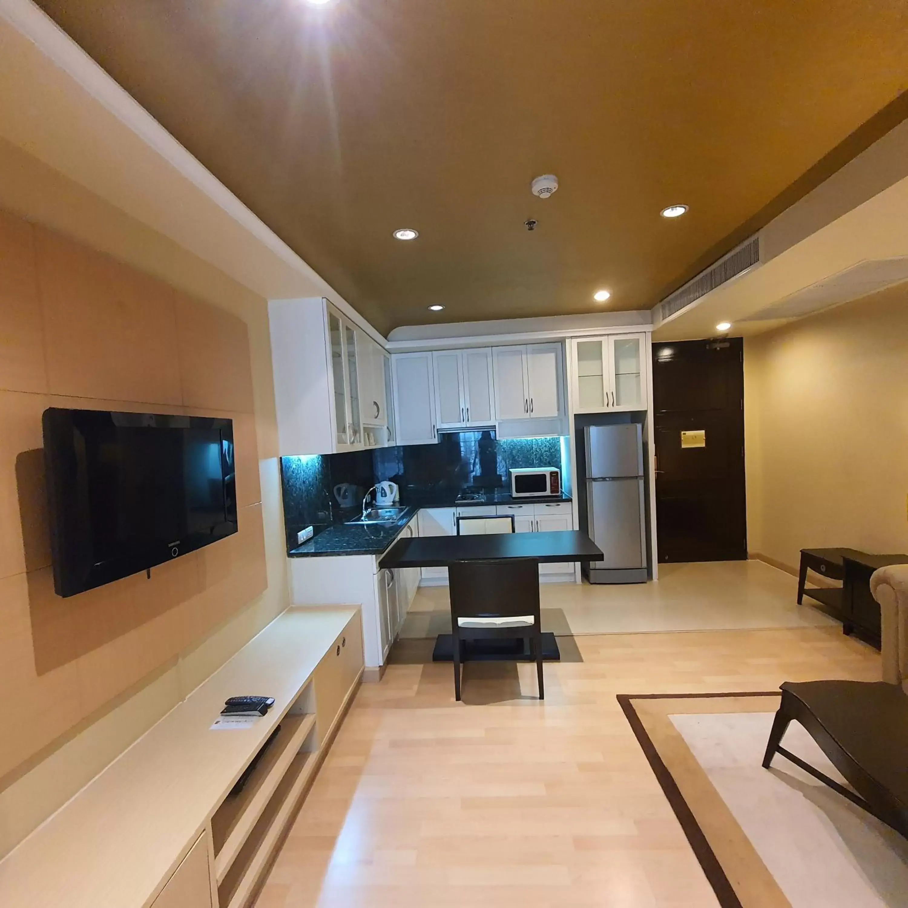 Living room, TV/Entertainment Center in Admiral Premier Bangkok