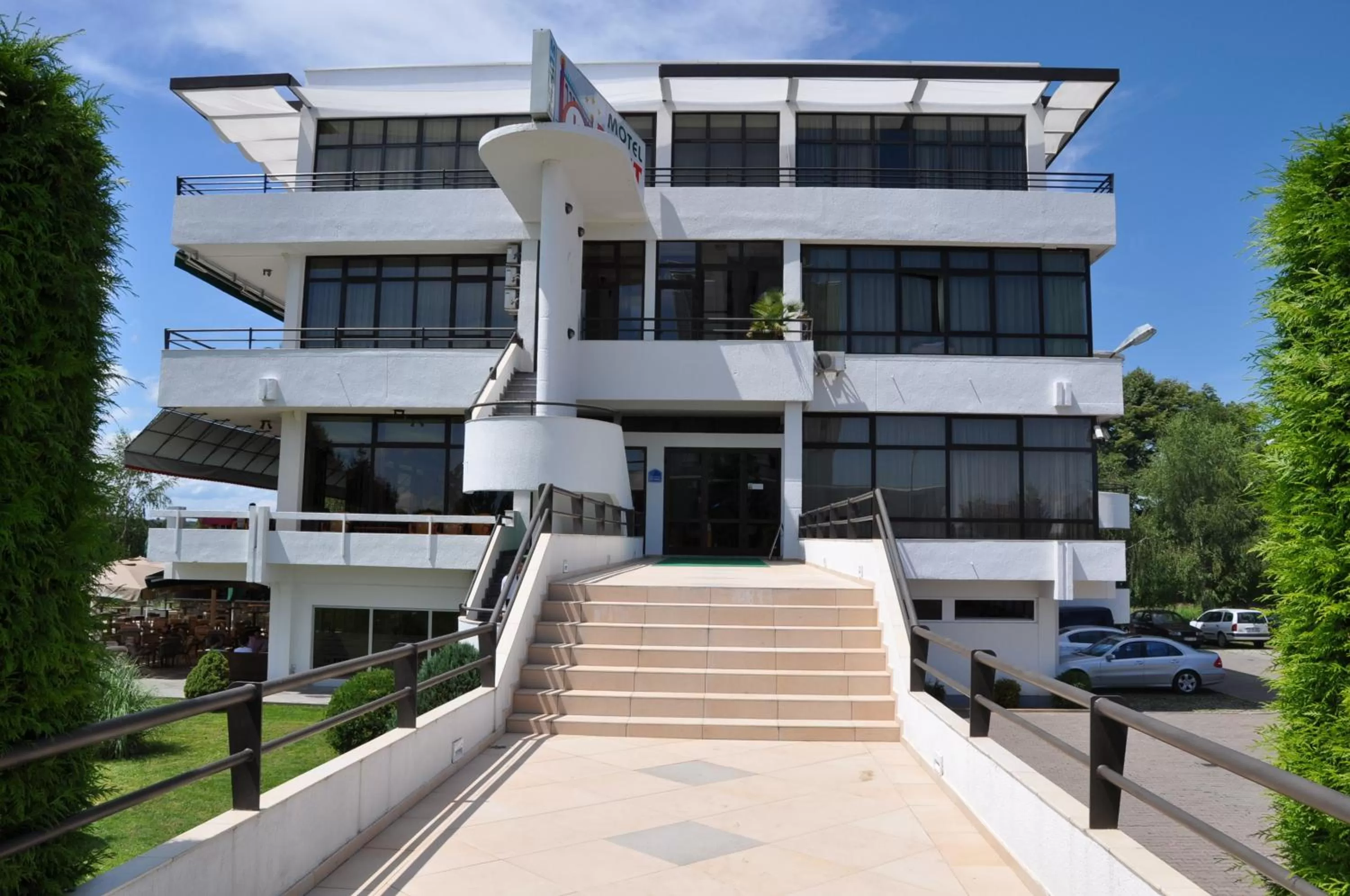 Facade/entrance in Hotel Le Pont