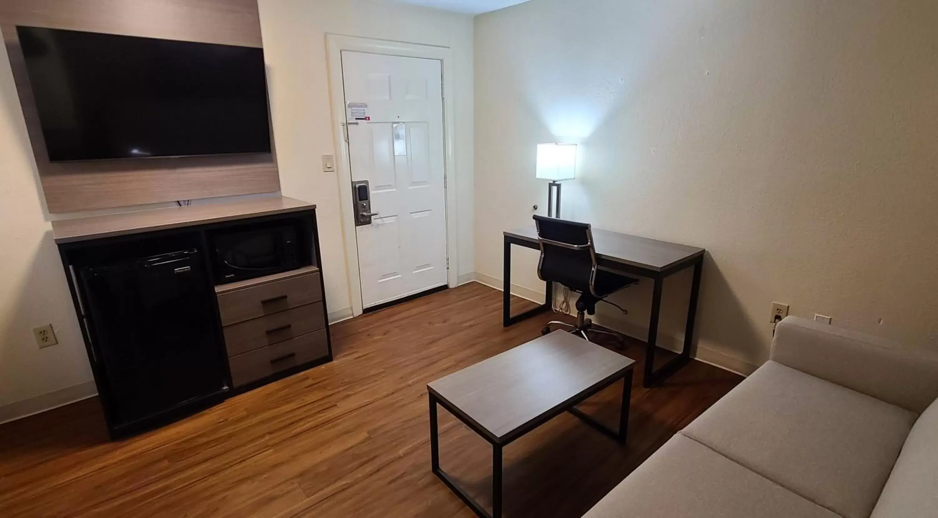 Photo of the whole room, TV/Entertainment Center in Red Roof Inn & Suites Cornelius - Lake Norman