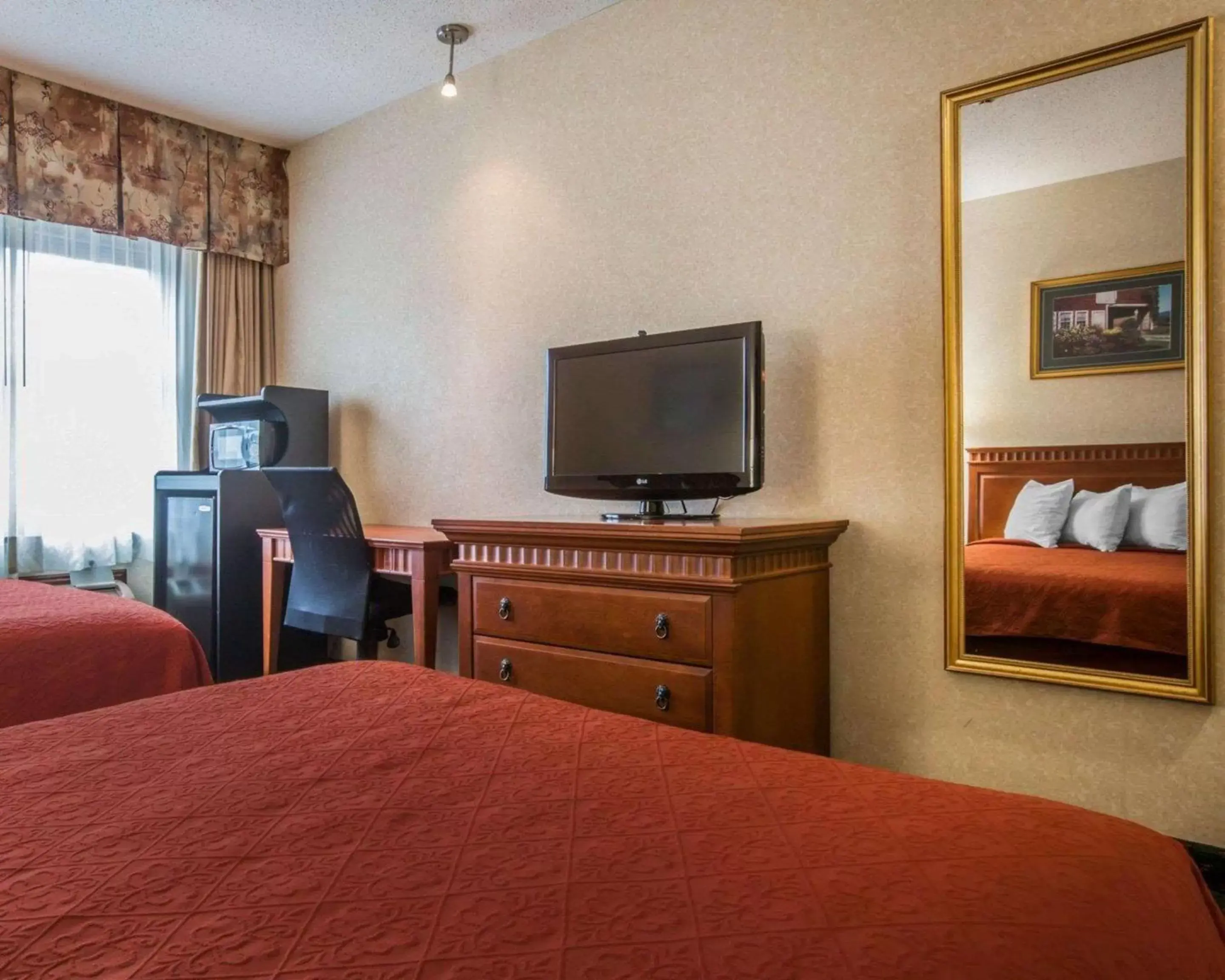 Photo of the whole room, TV/Entertainment Center in Econo Lodge Glens Falls - Lake George