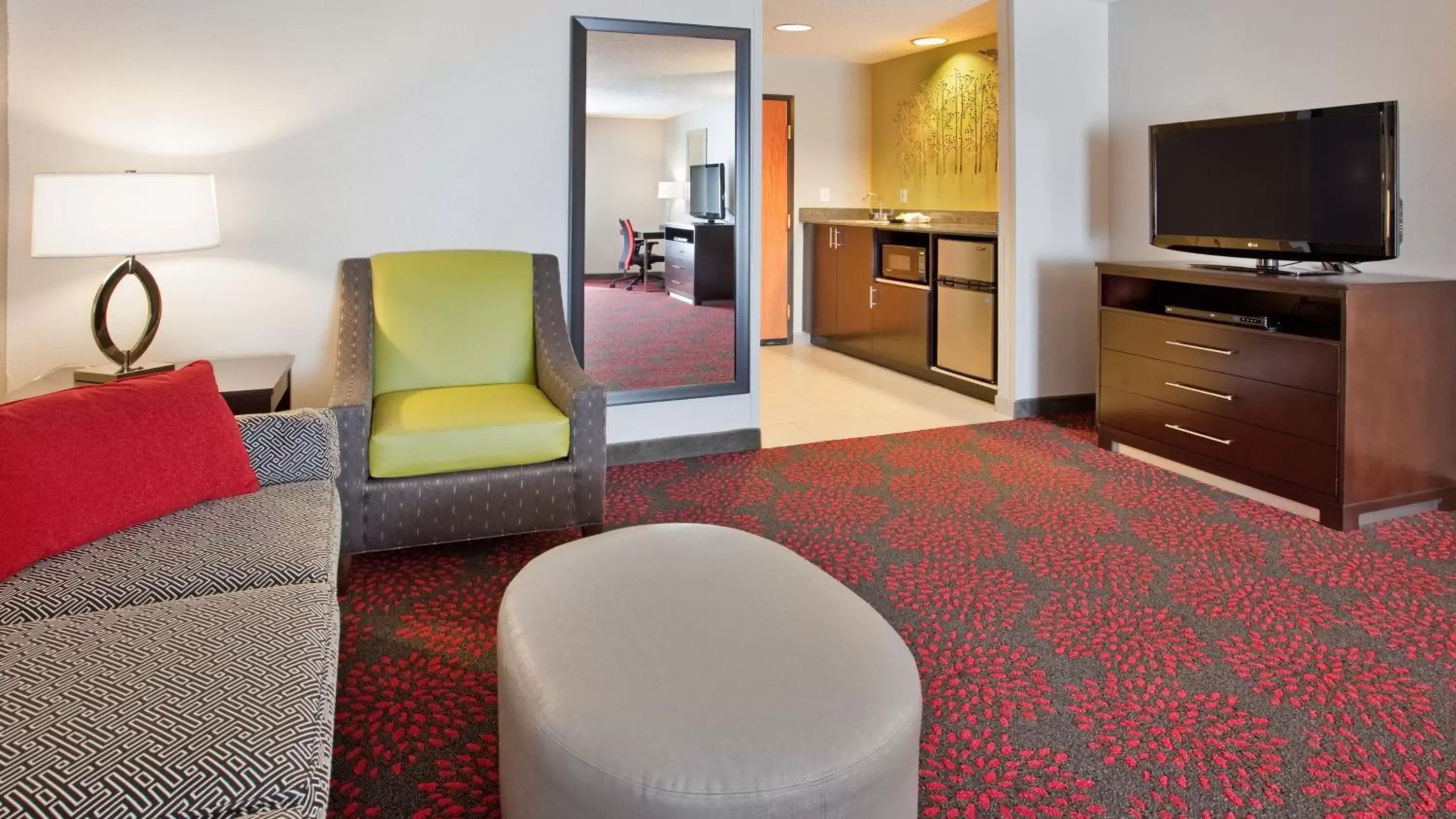 Photo of the whole room, Seating Area in Holiday Inn Express Fremont, an IHG Hotel