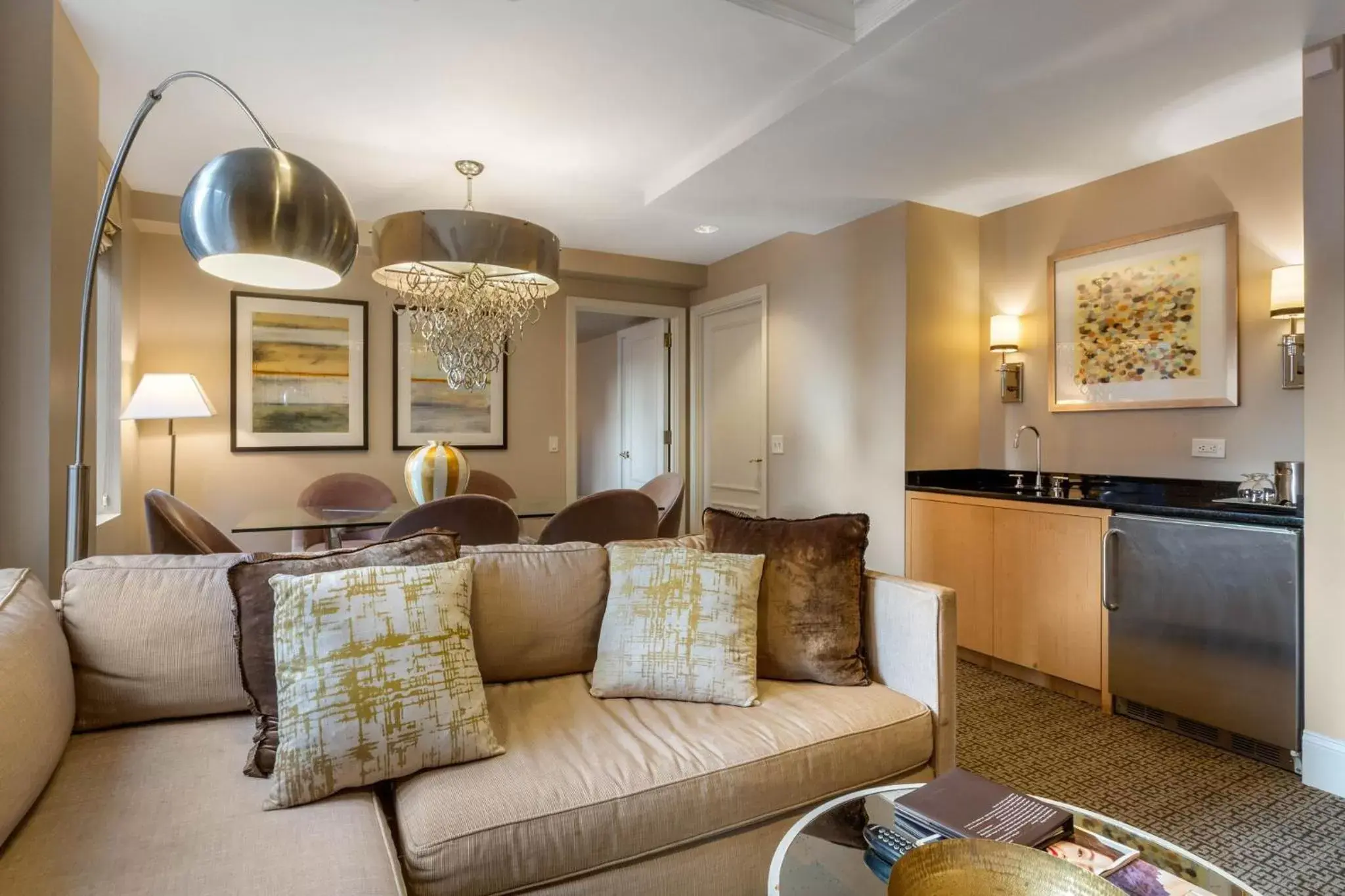 Photo of the whole room in Omni Berkshire Place Photo of the whole room in Omni Berkshire Place