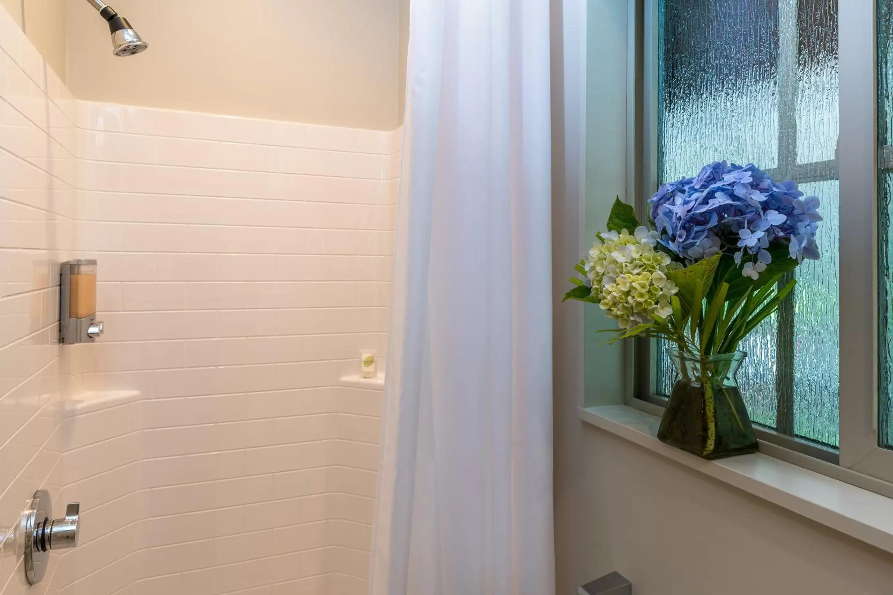 Shower, Bathroom in Volcano Village Estates