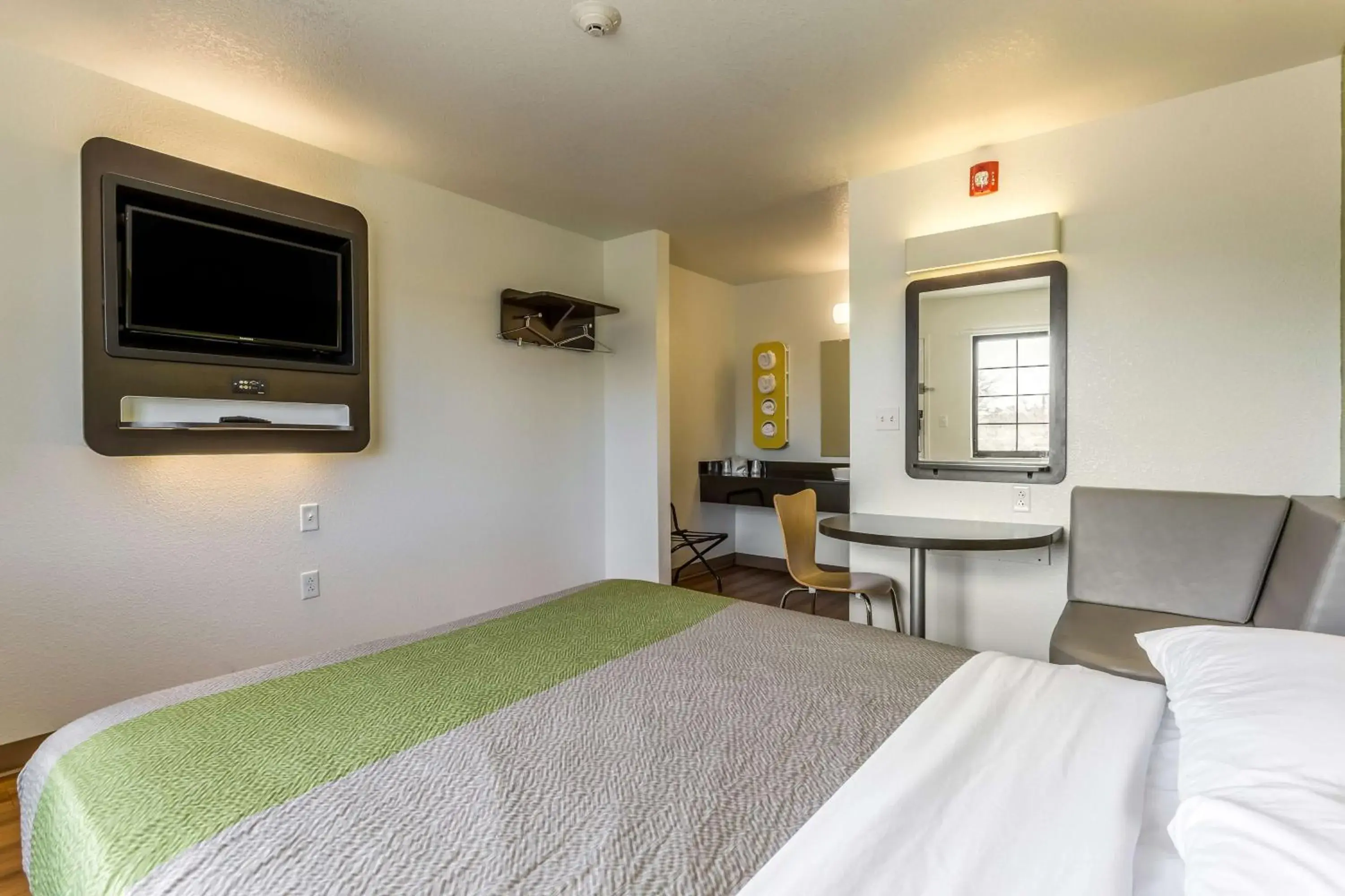 Deluxe Queen Room - single occupancy in Motel 6-El Paso, TX - East Deluxe Queen Room - single occupancy in Motel 6-El Paso, TX - East