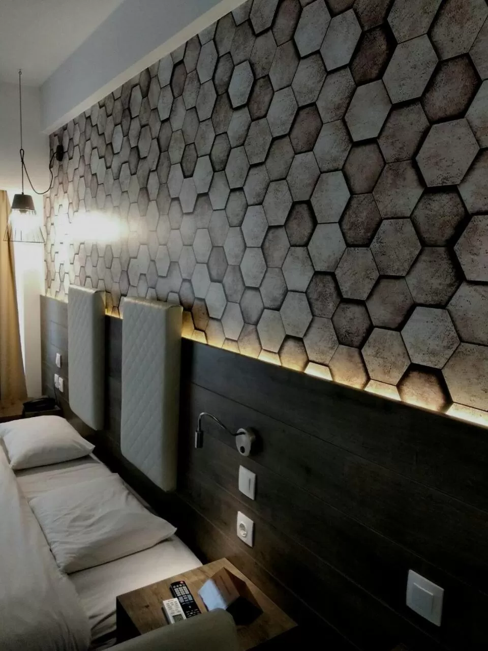 Photo of the whole room, Bed in Metropolitan