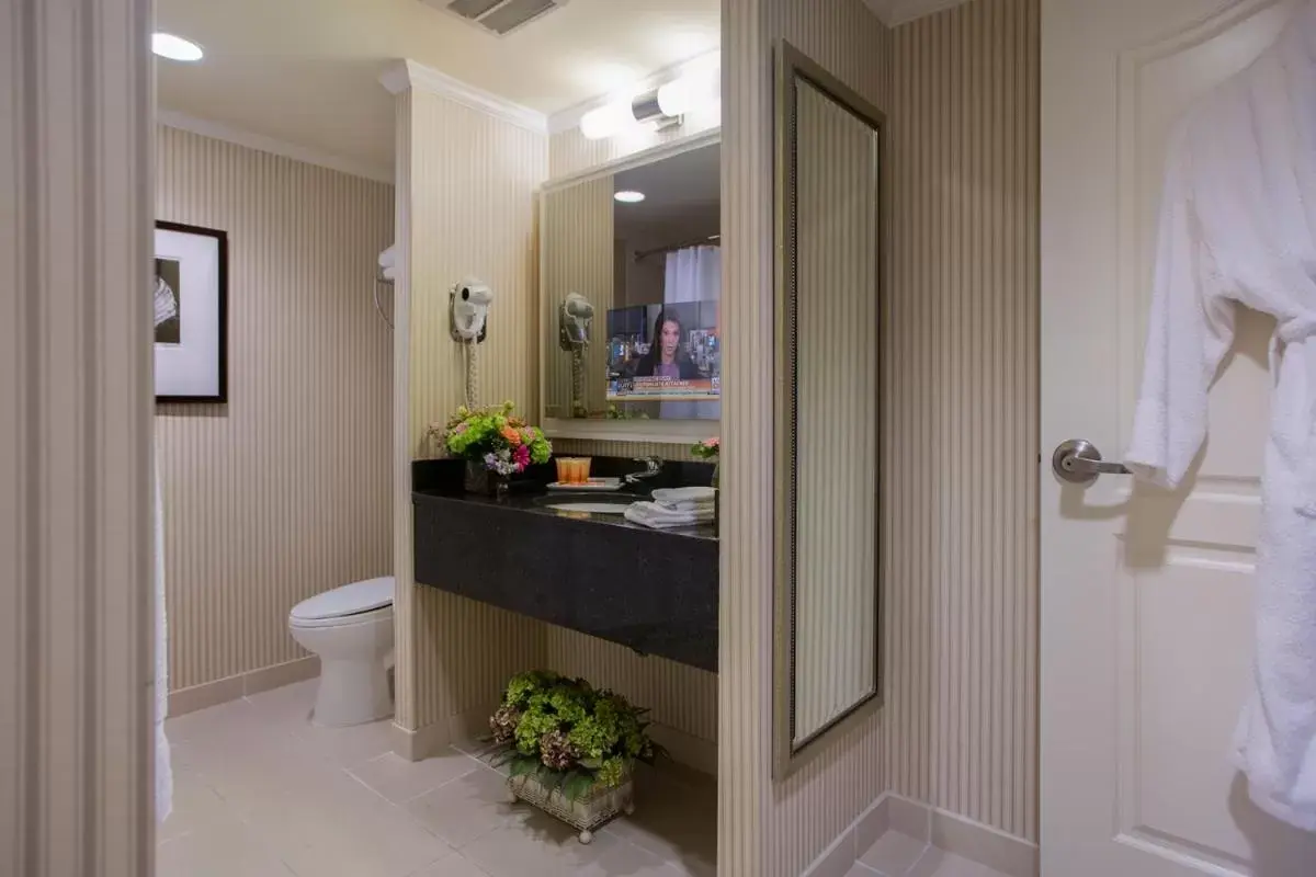 Bathroom in Salem Waterfront Hotel & Suites