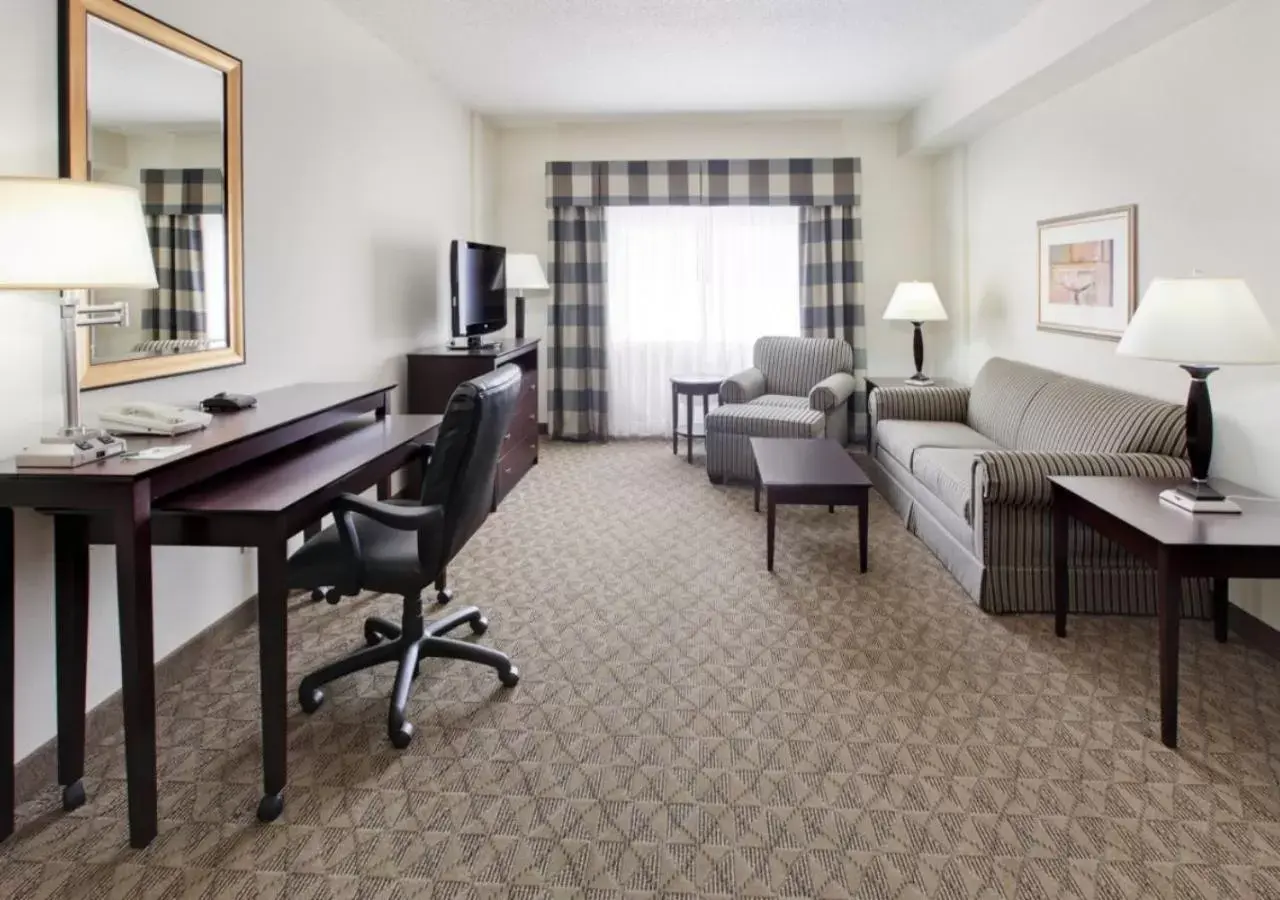 Living room, Seating Area in Holiday Inn Springdale-Fayetteville Area, an IHG Hotel