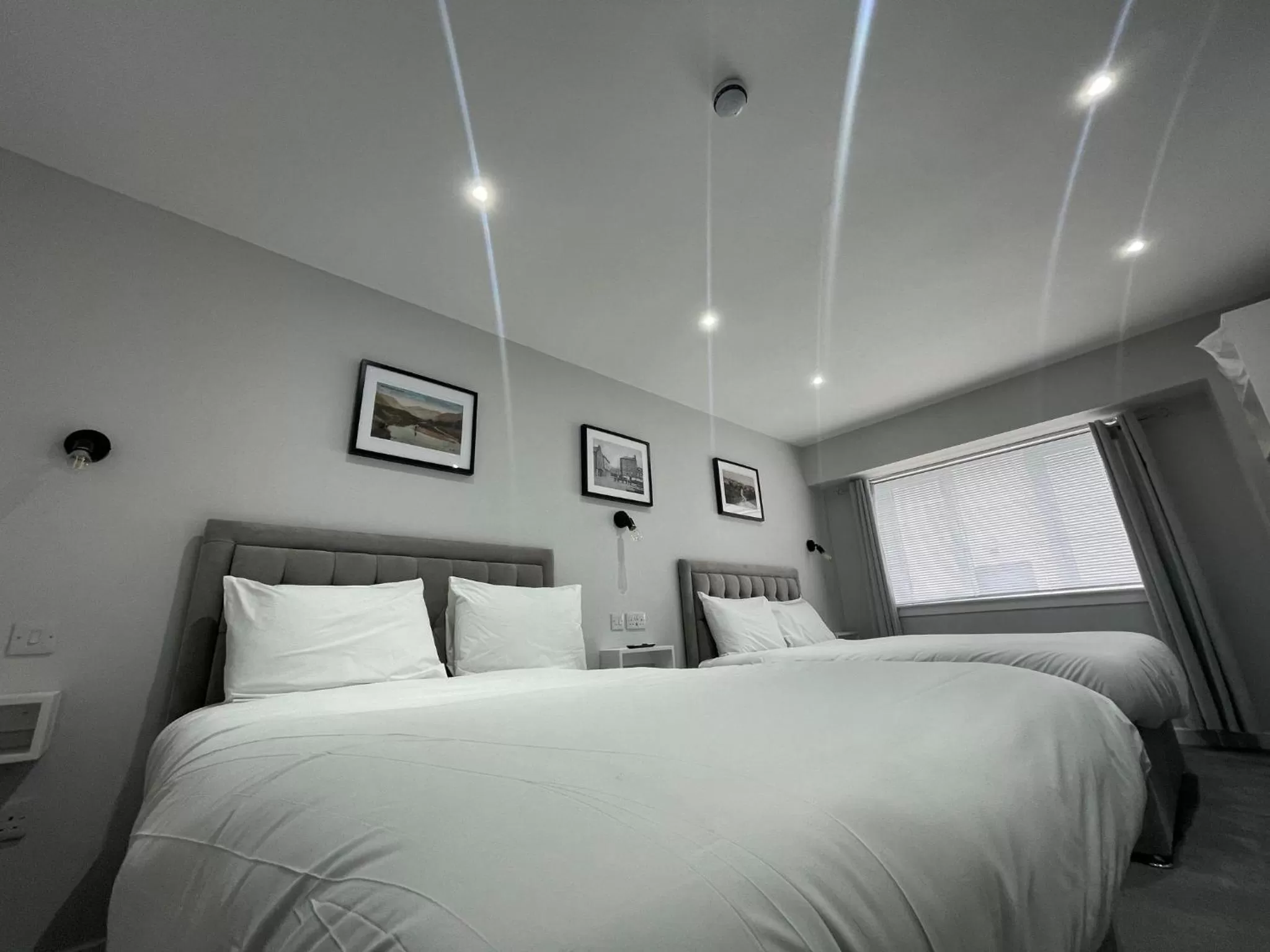 Bedroom, Bed in Airlie Arms Hotel