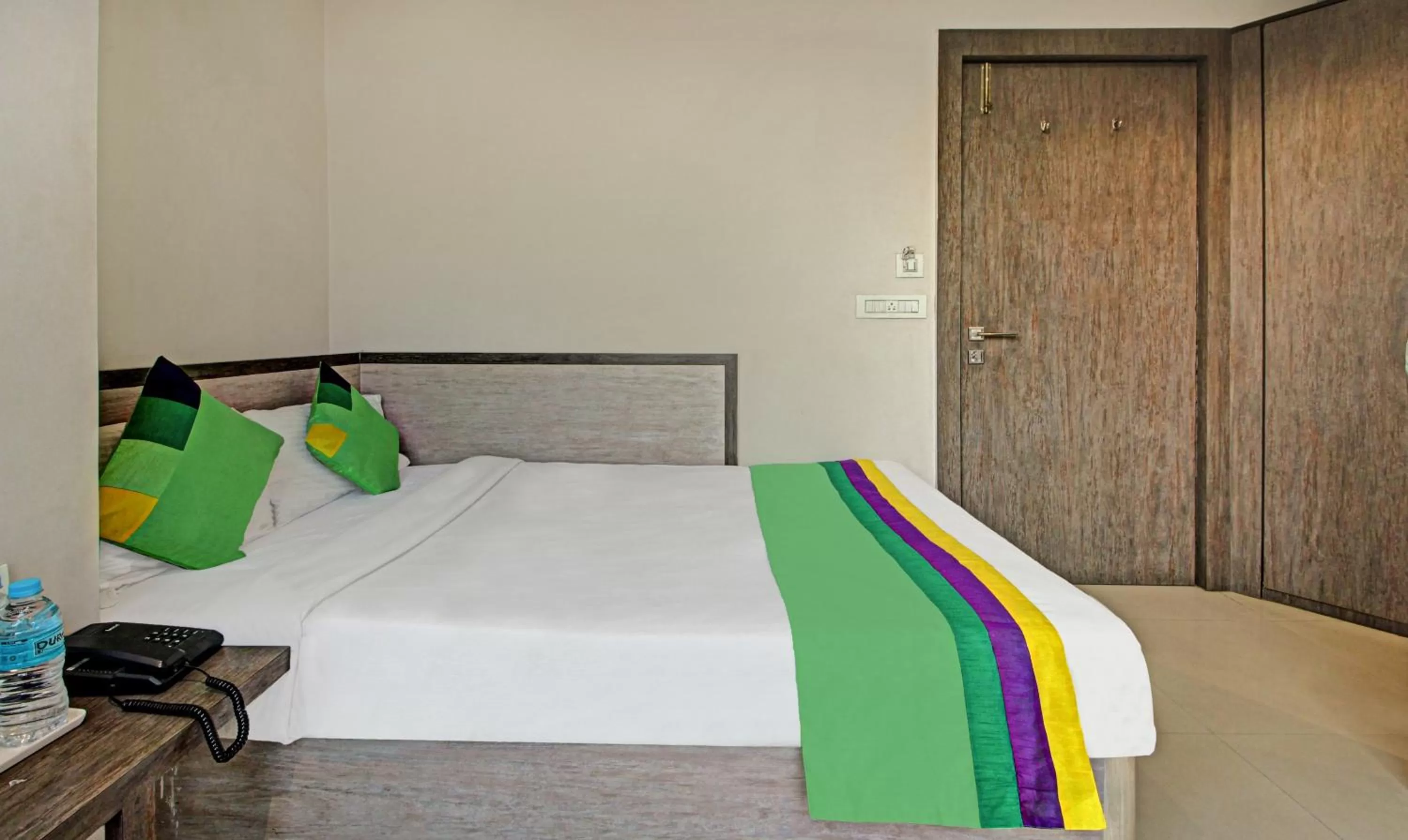 Bed in Treebo Glassotel Near Ruby Hospital