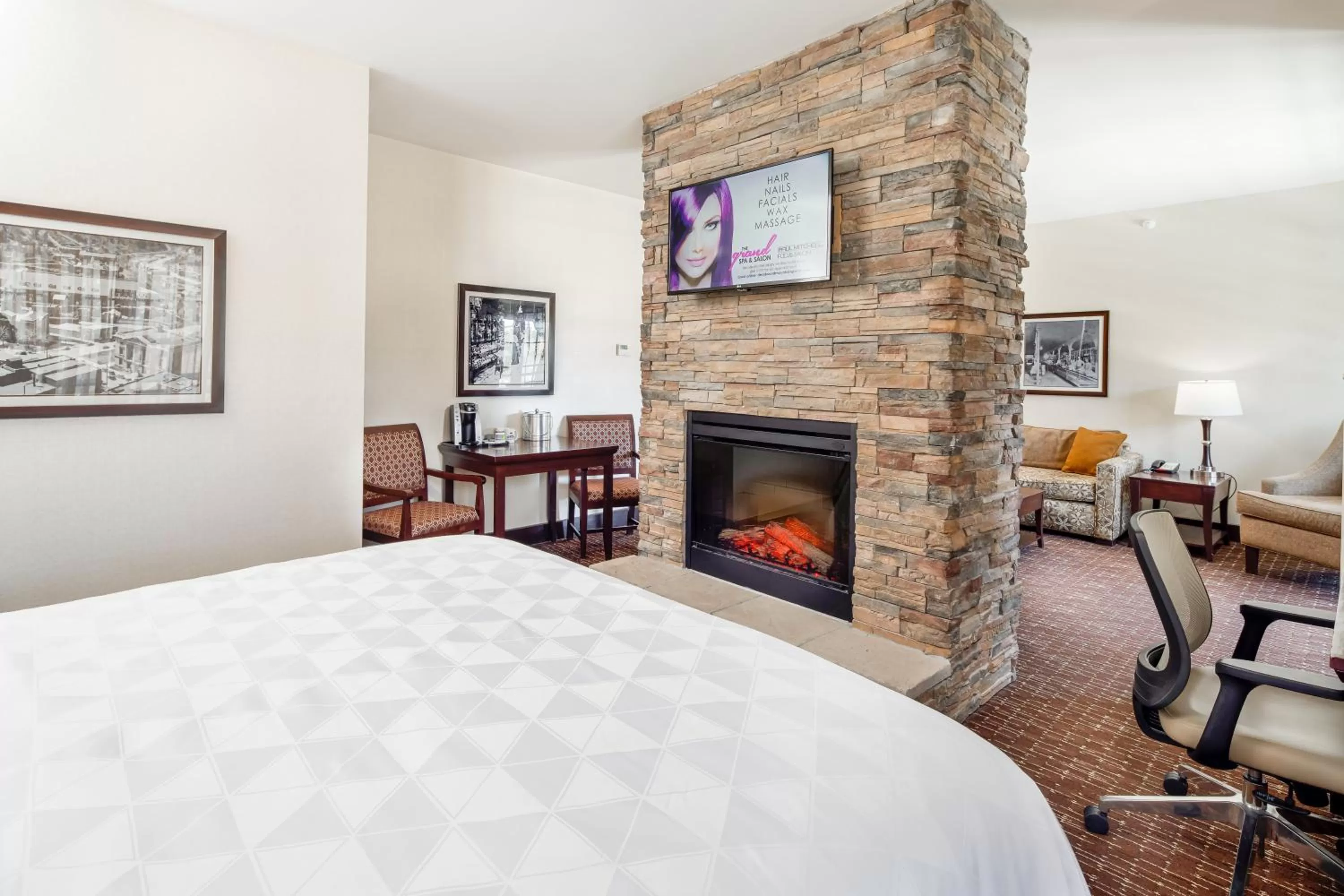 Photo of the whole room, Bed in Holiday Inn Resort Deadwood Mountain Grand by IHG