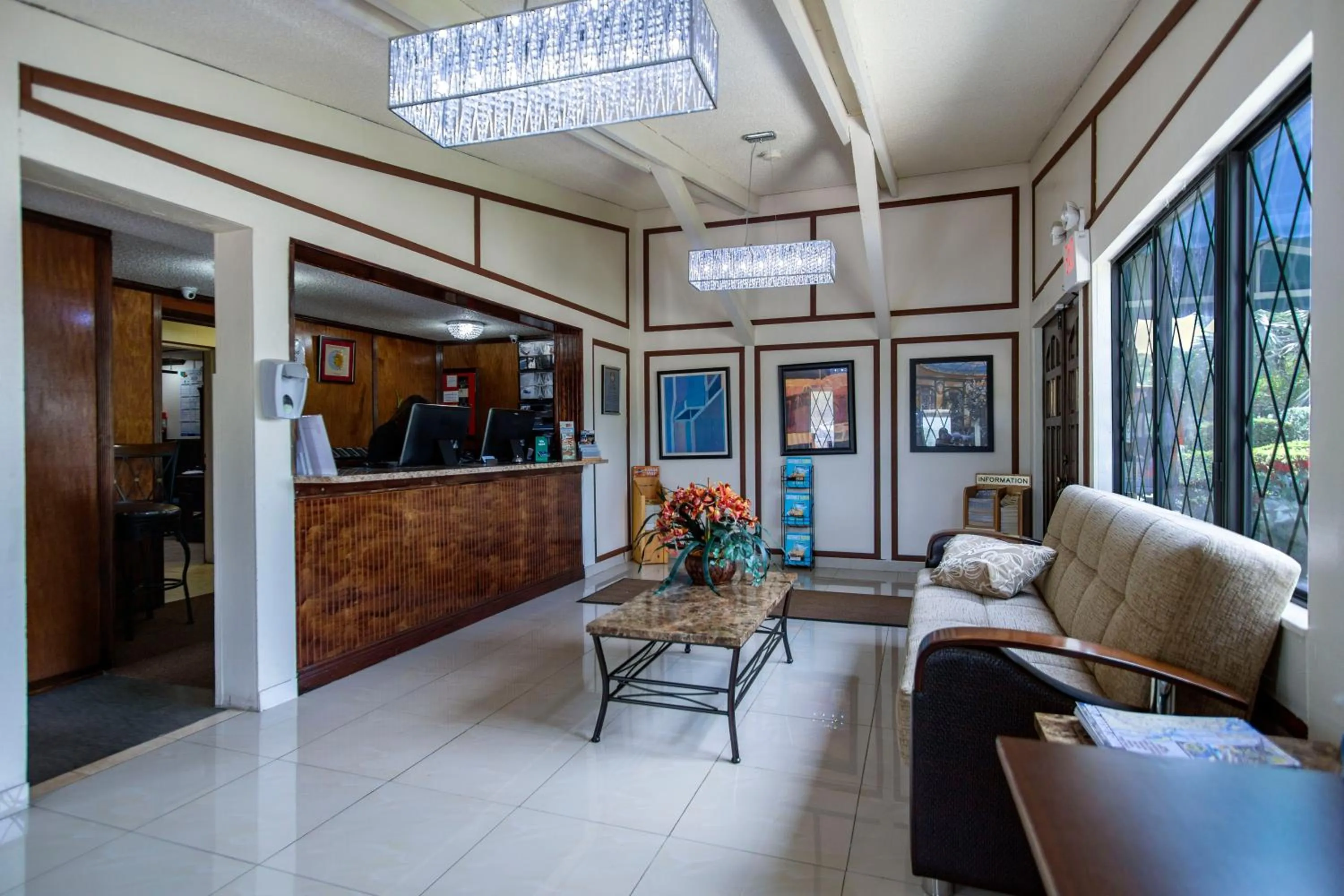 Lobby or reception in Spinnaker Inn of Naples
