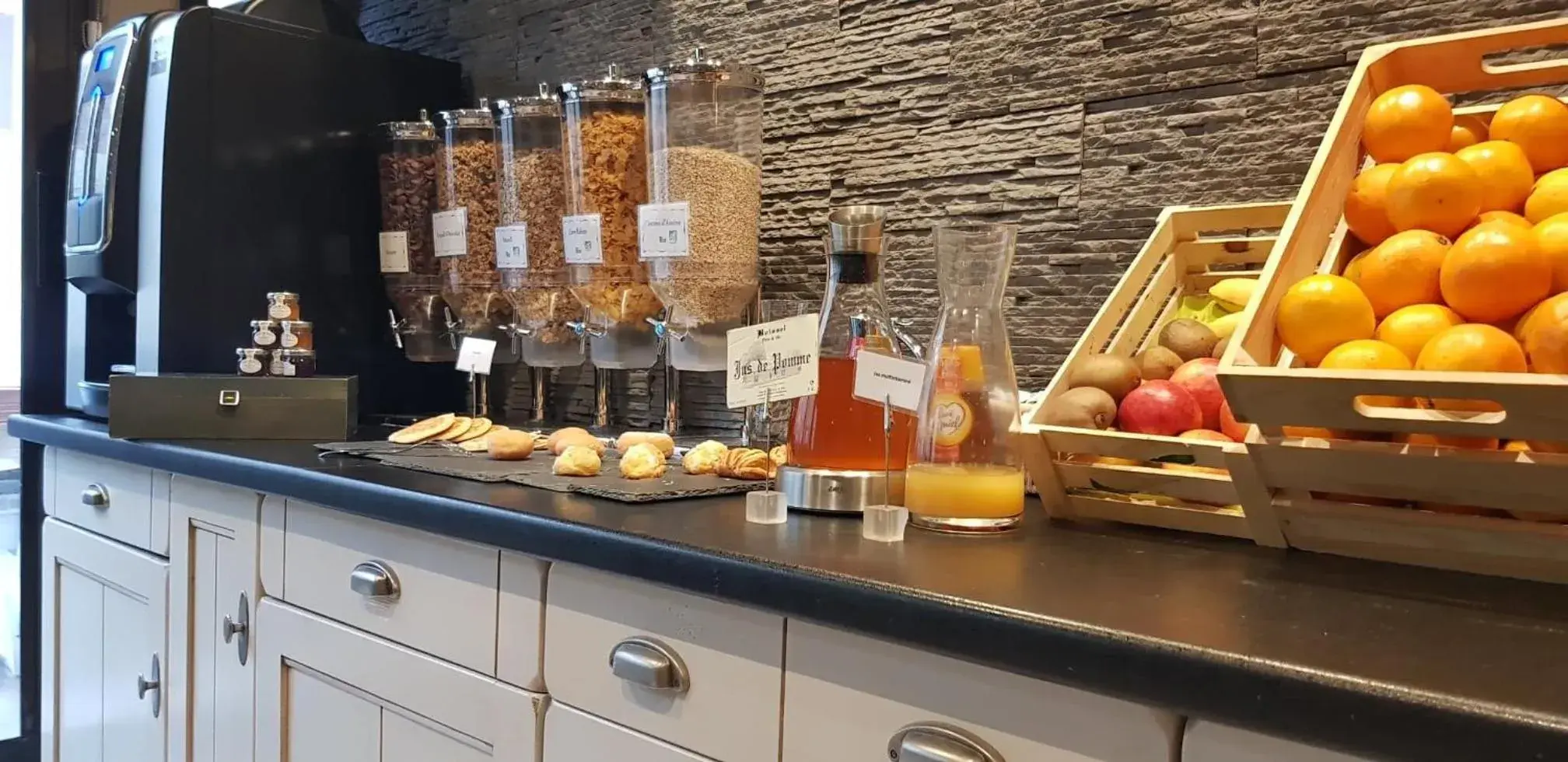 Food and drinks in Le Trophée By M Hôtel Spa