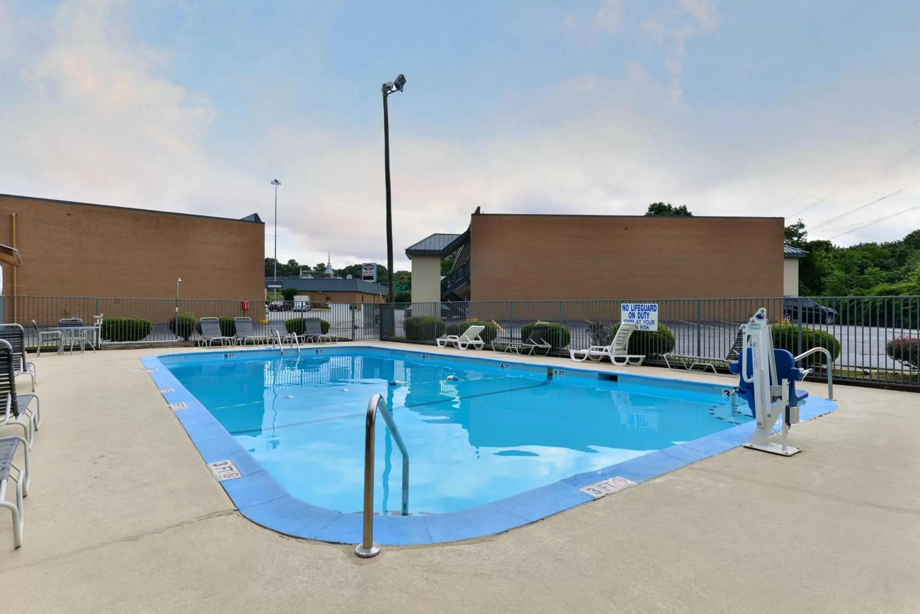 Swimming Pool in Econo Lodge