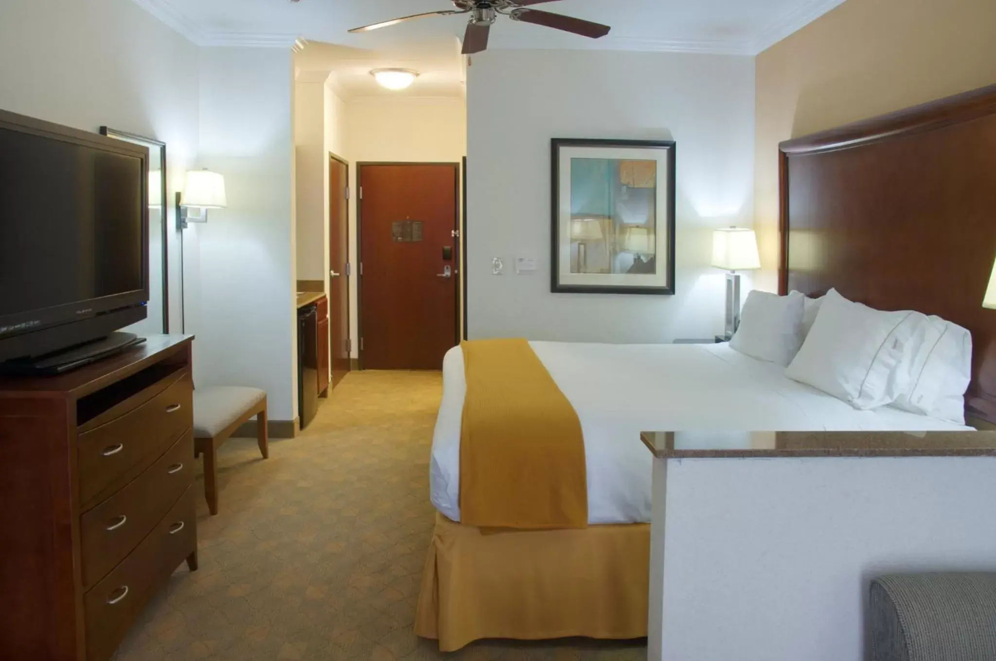 Bedroom, Bed in Holiday Inn Express Hotel & Suites Lufkin South, an IHG Hotel