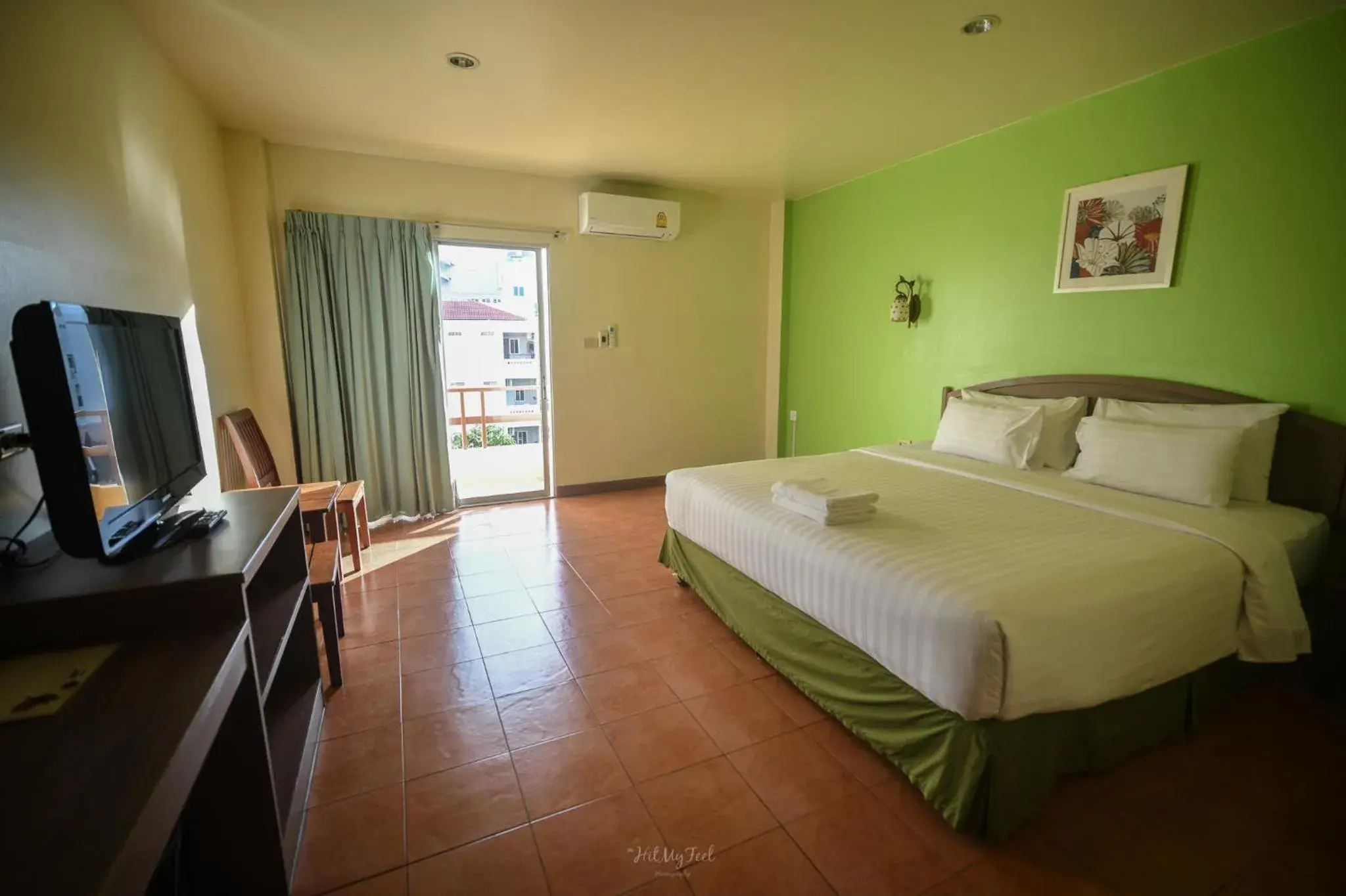 Photo of the whole room, Bed in Opey De Place Pattaya