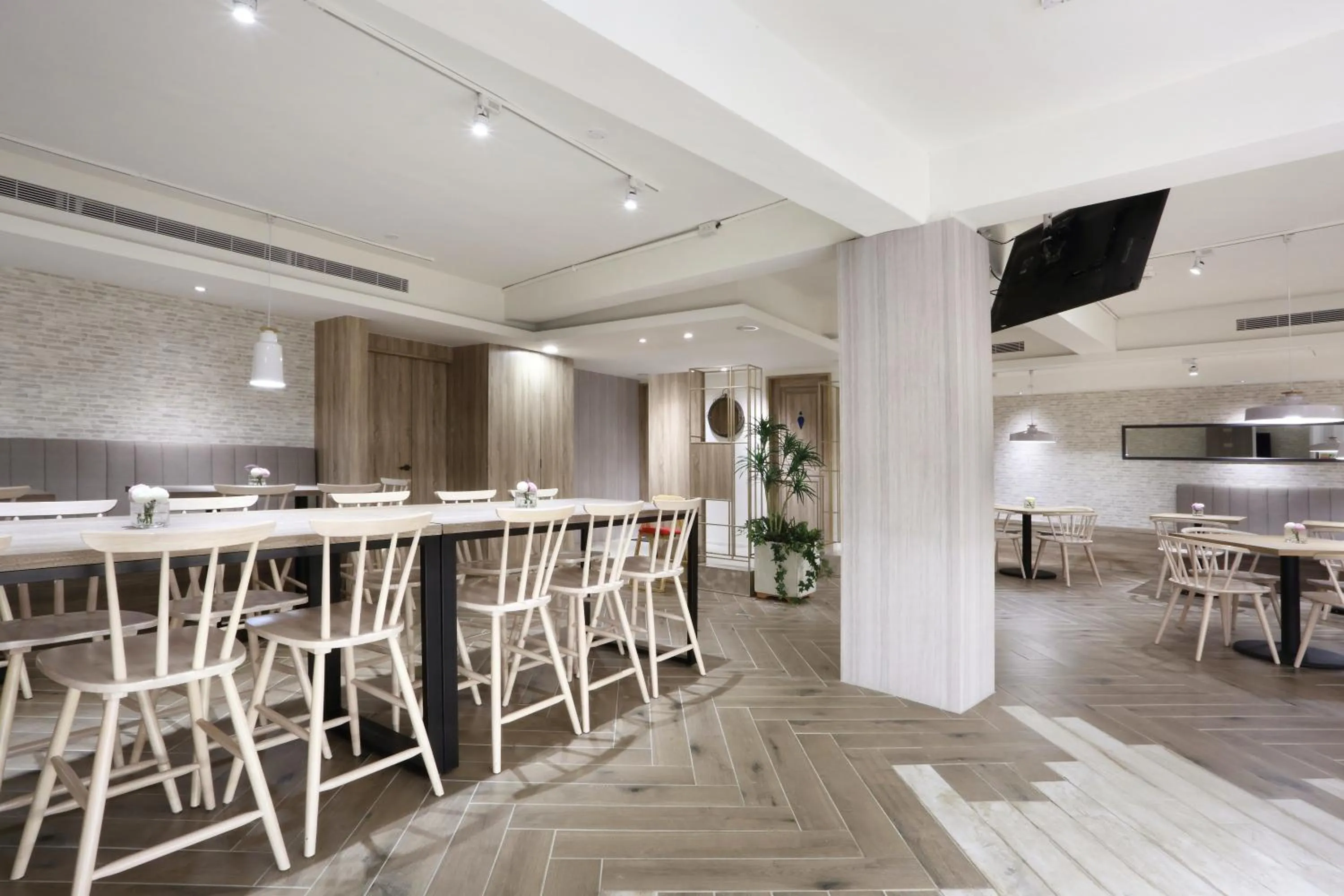 Communal lounge/ TV room in KEEBE Hotel