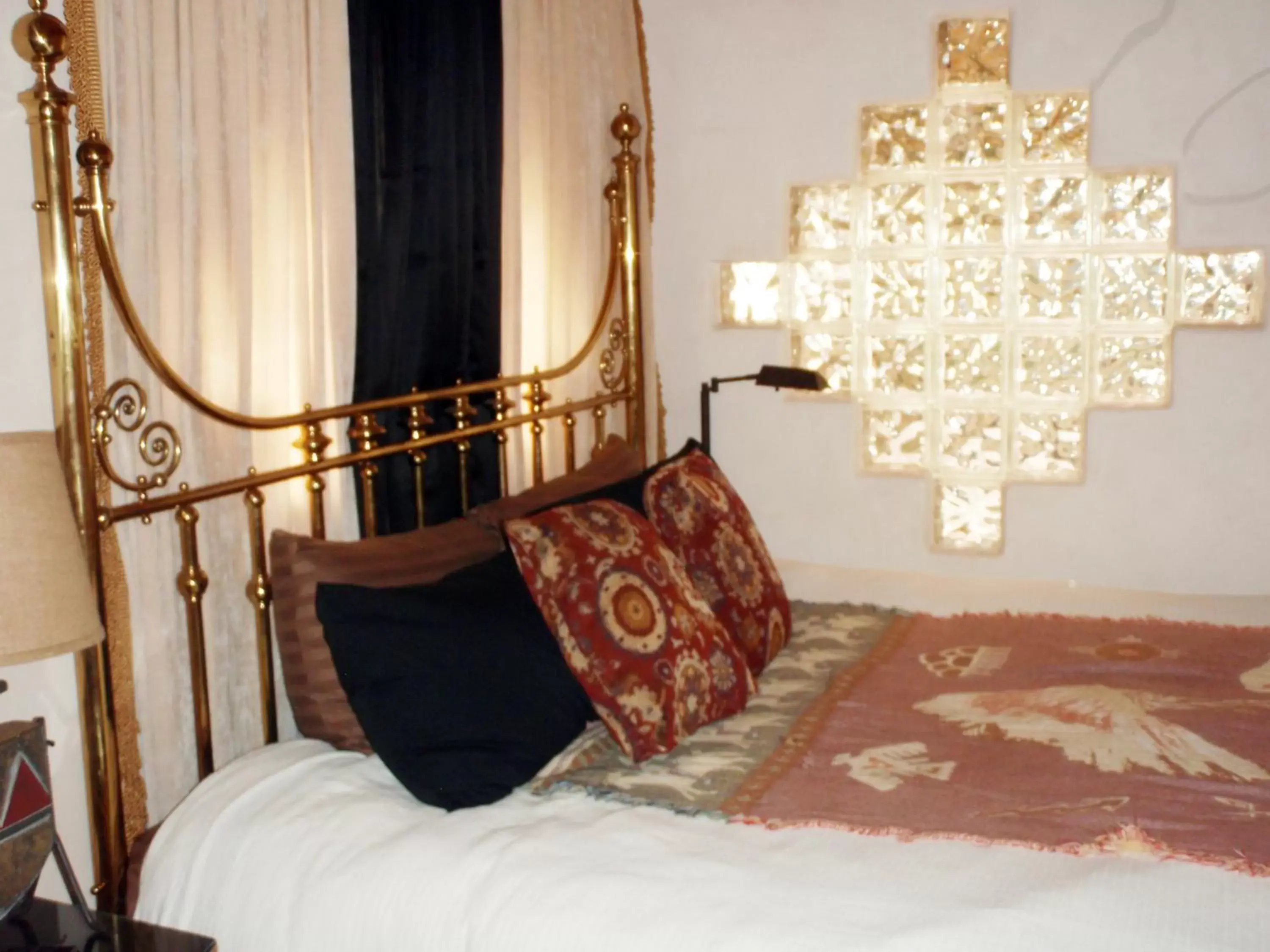 Bedroom, Bed in Touchstone Inn