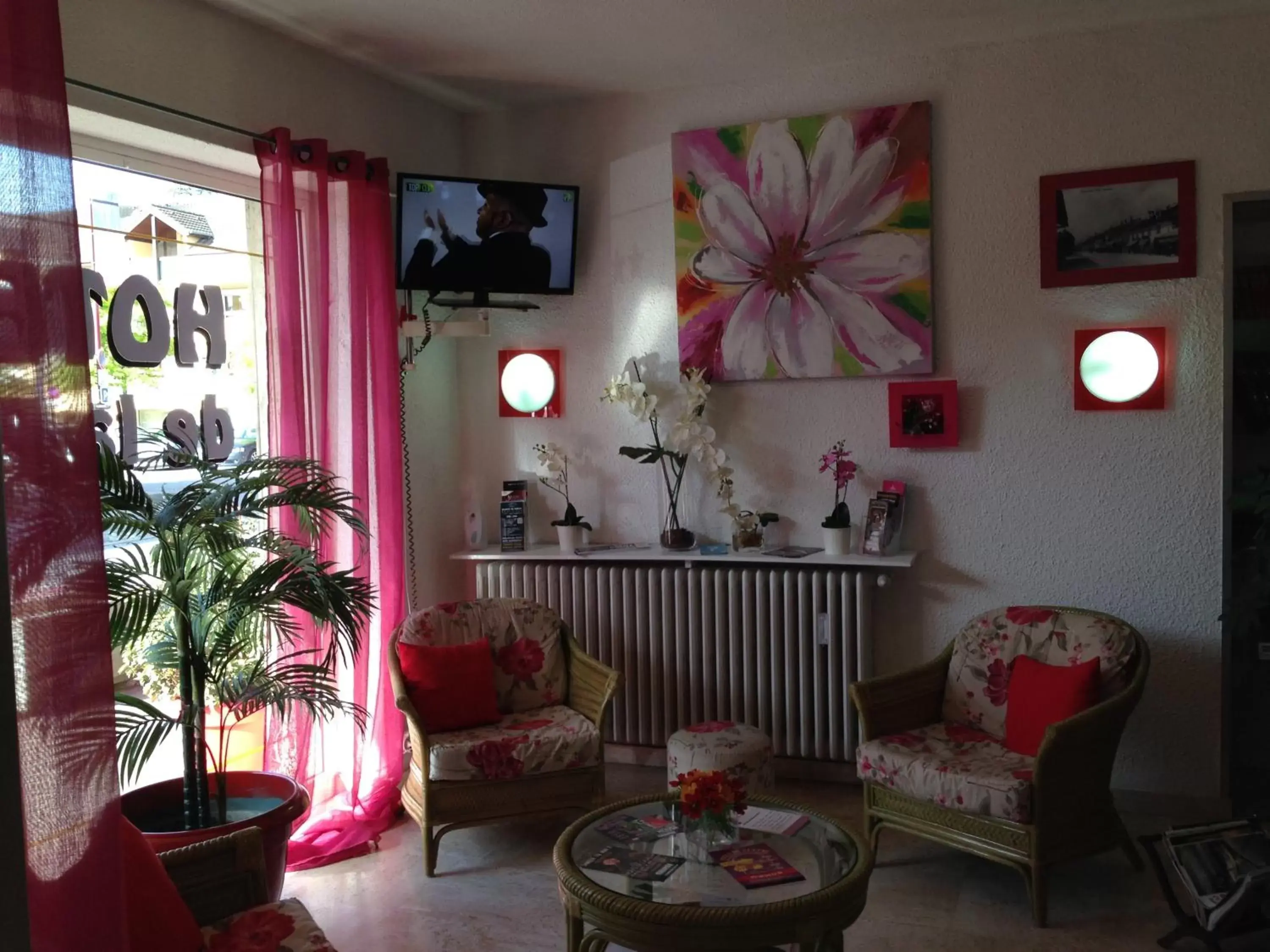 Communal lounge/ TV room in Hôtel de La Poste