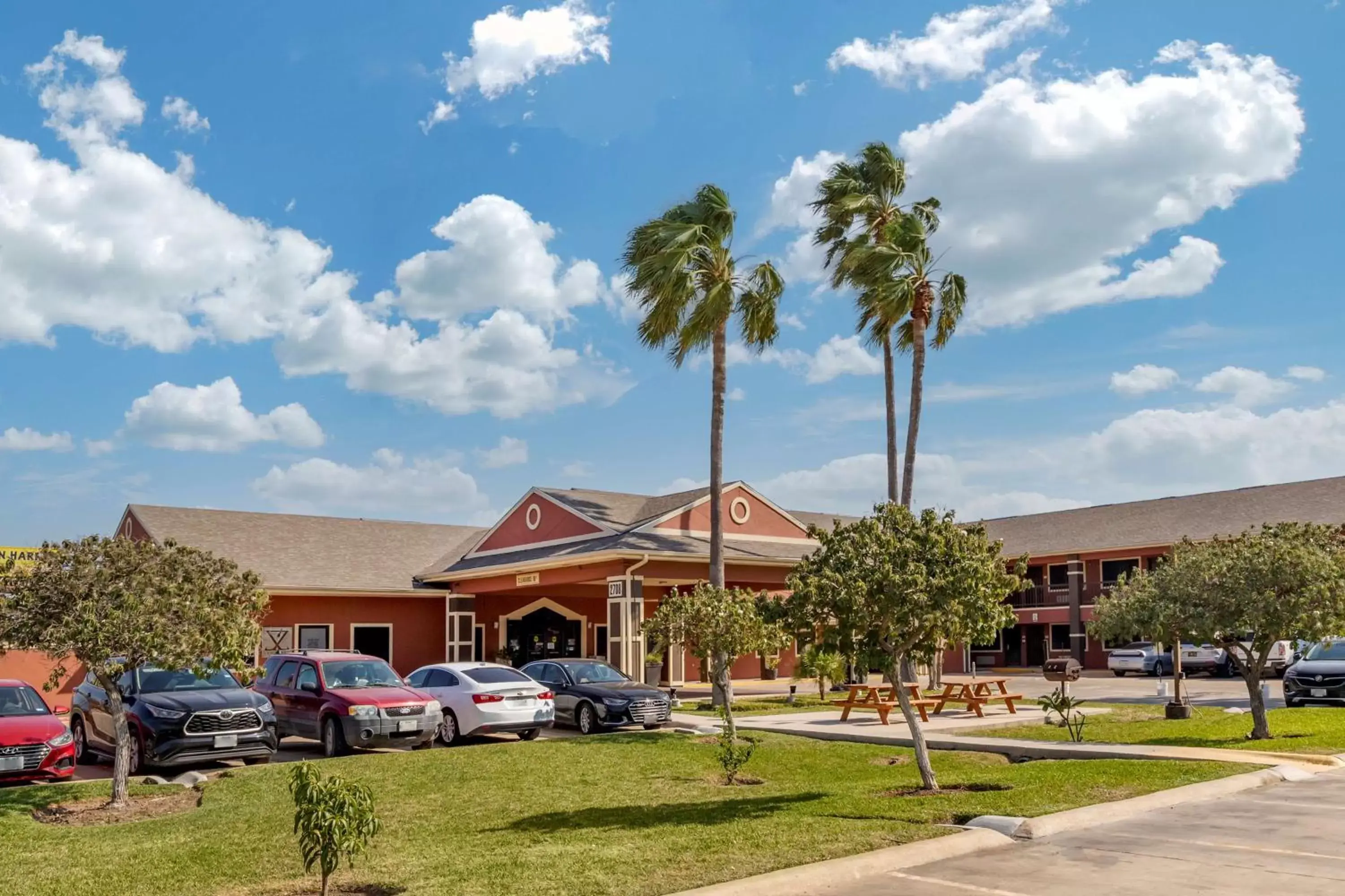 Property Building in Best Western PLUS Edinburg Inn & Suites