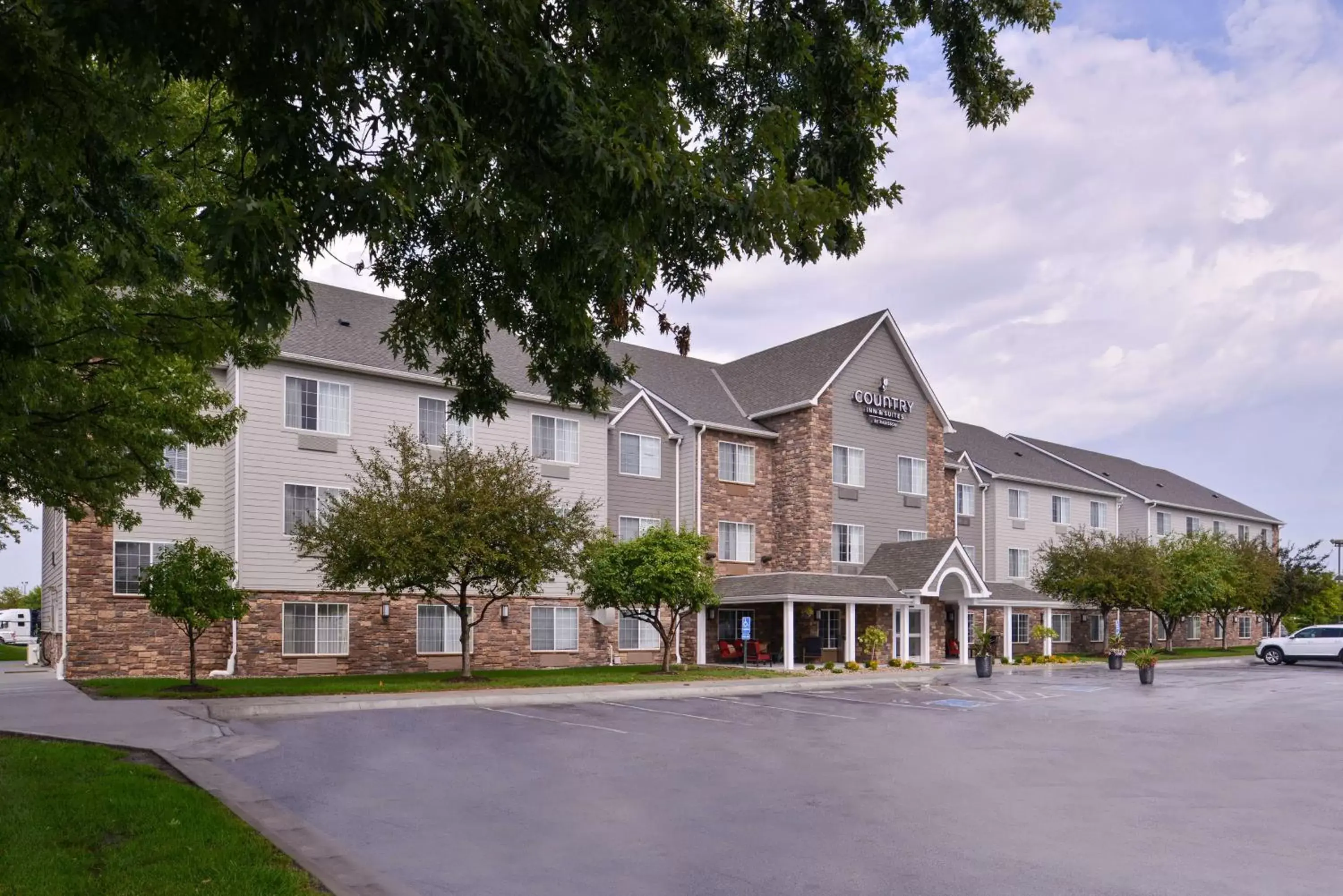 Property Building in Country Inn & Suites by Radisson, Omaha Airport, IA