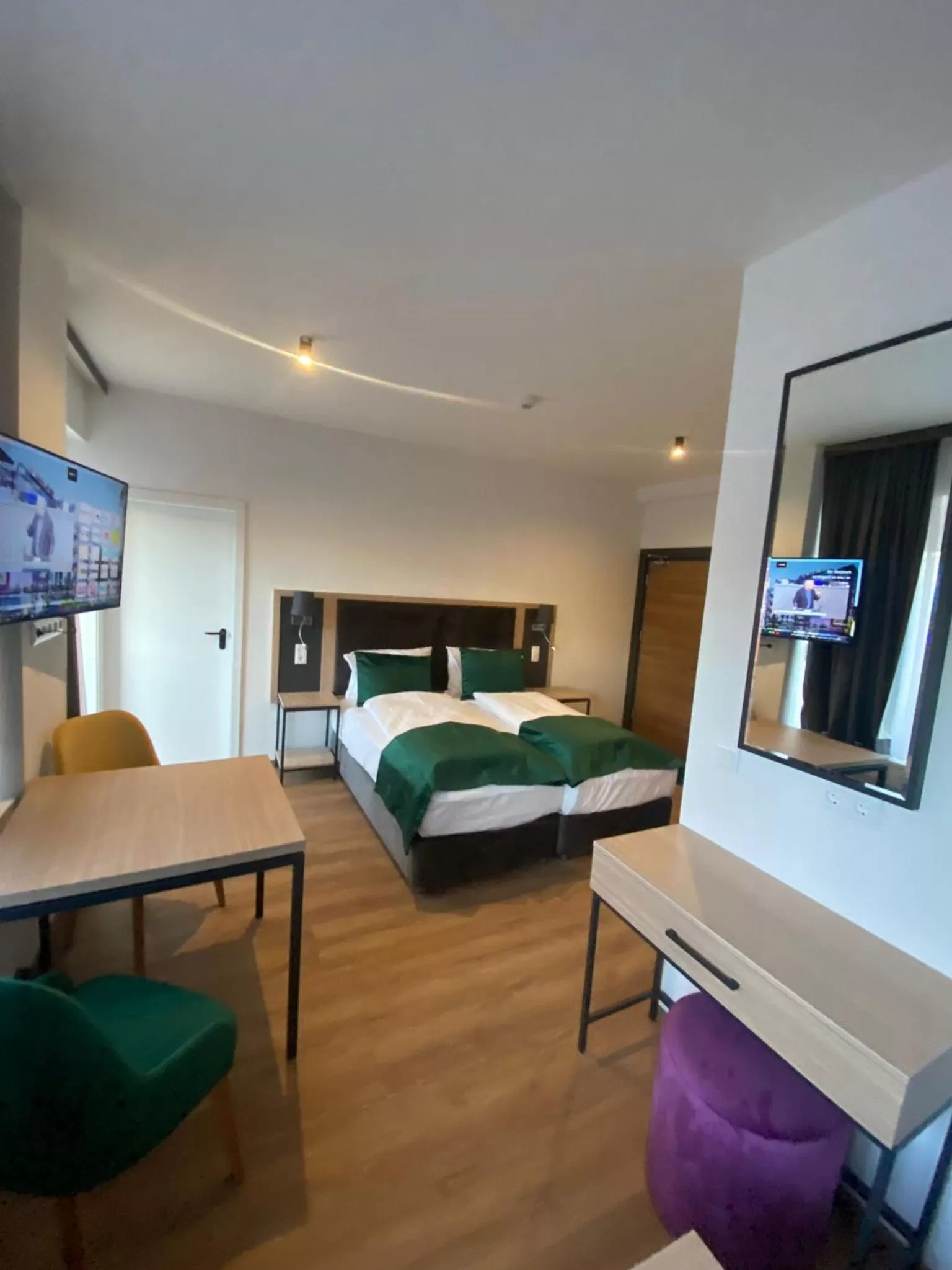 TV and multimedia, Bed in DIWOTEL l RÜSSELSHEIM