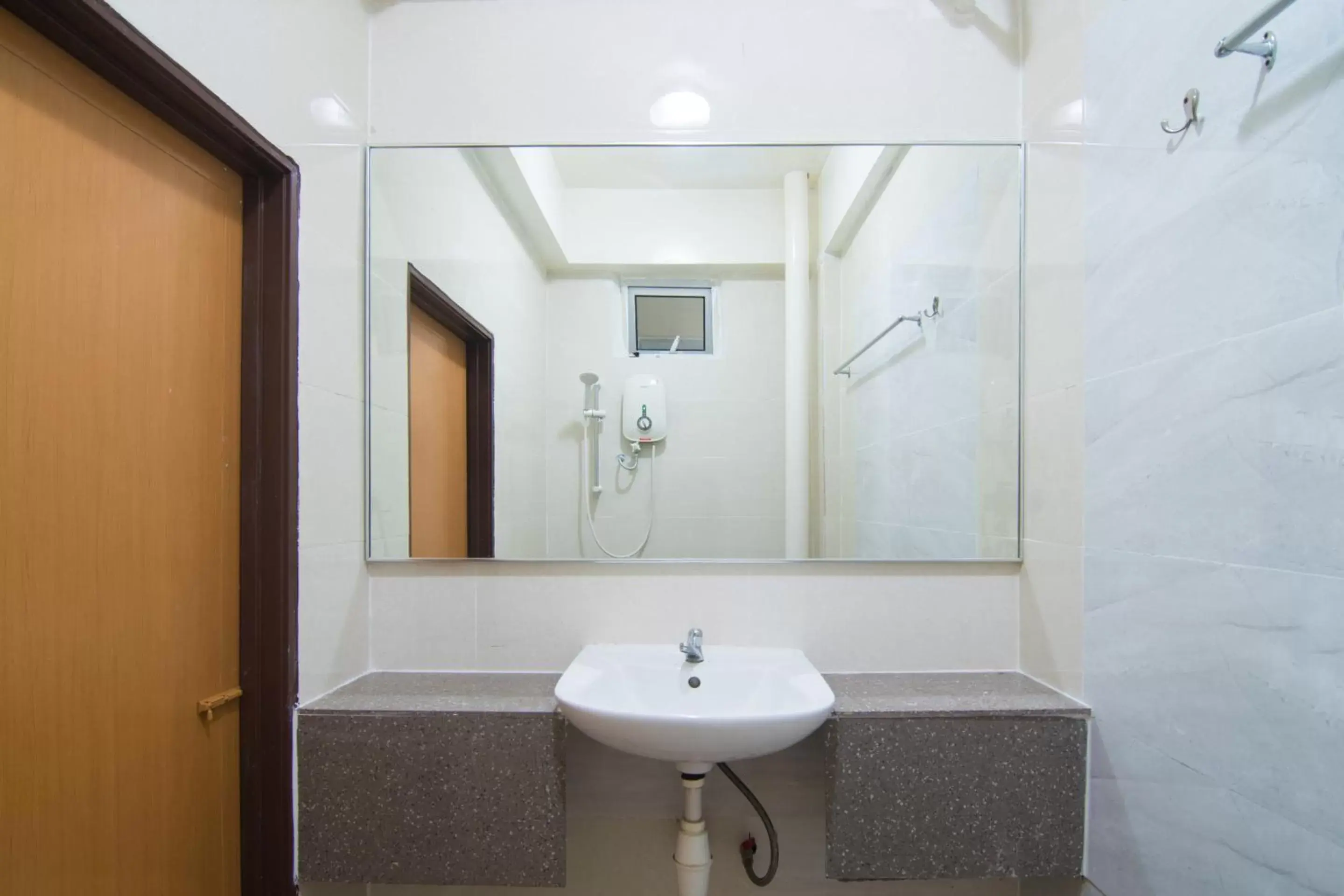 Bathroom in OYO 528 Andaman Sea Hotel