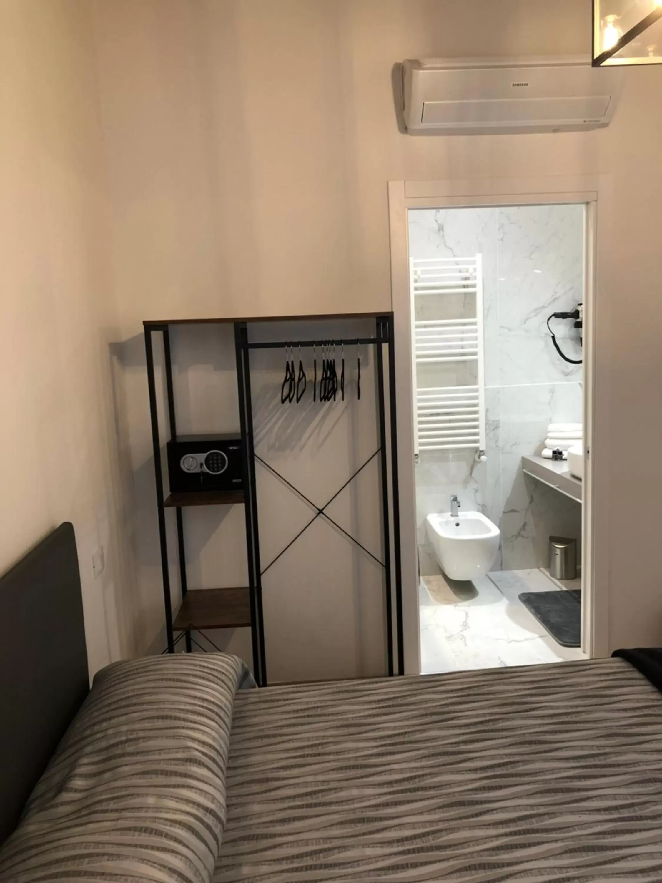 Bed, Bathroom in Albergo Marin
