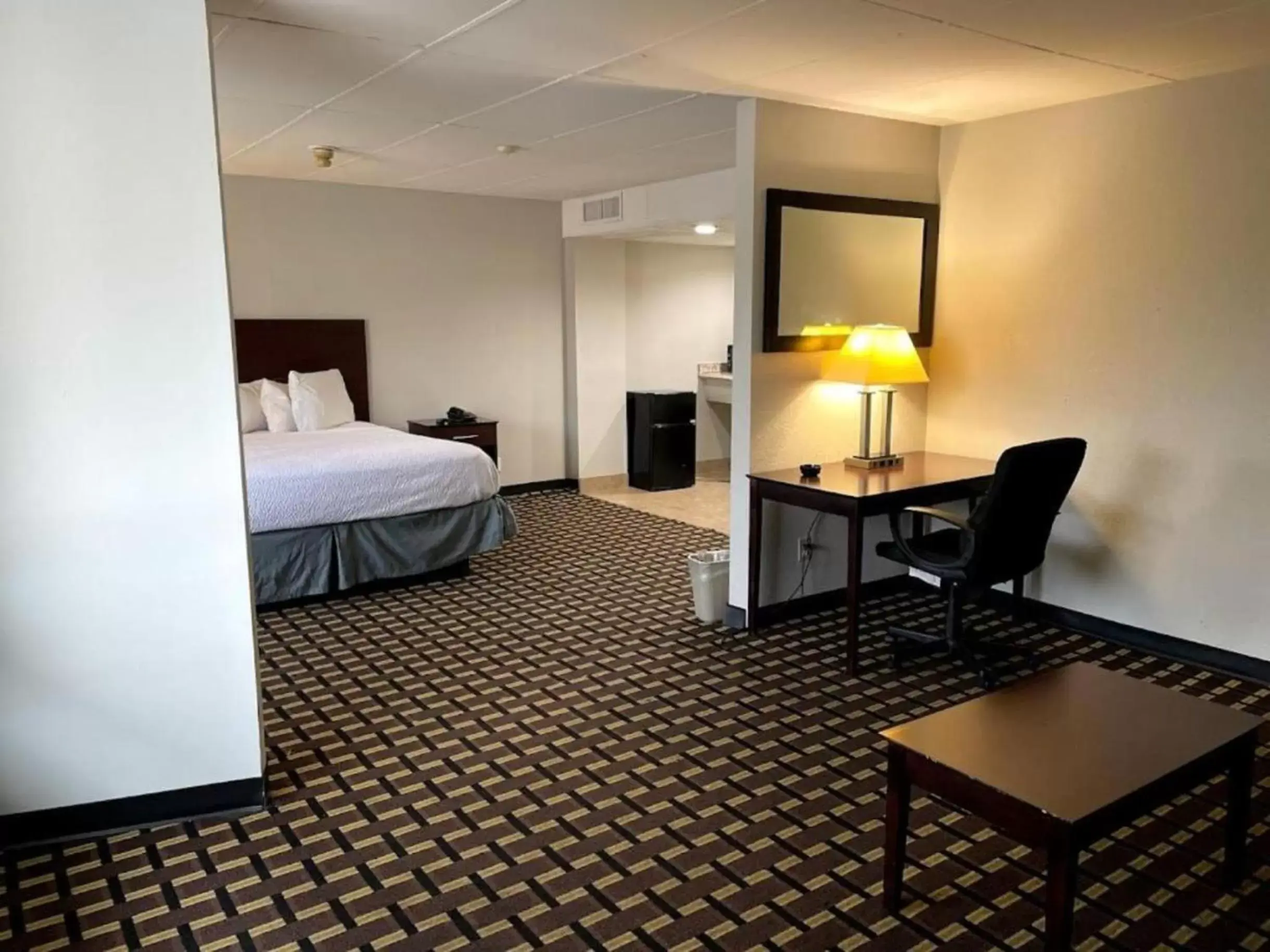 View (from property/room), Bed in Days Inn by Wyndham Fort Wright Cincinnati Area