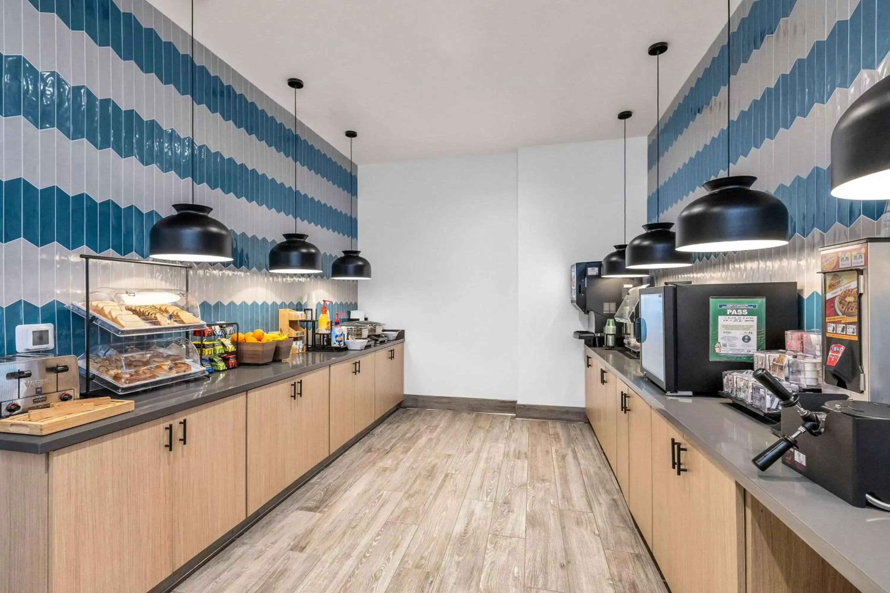 Breakfast, Kitchen/Kitchenette in La Quinta Inn & Suites by Wyndham San Jose Silicon Valley