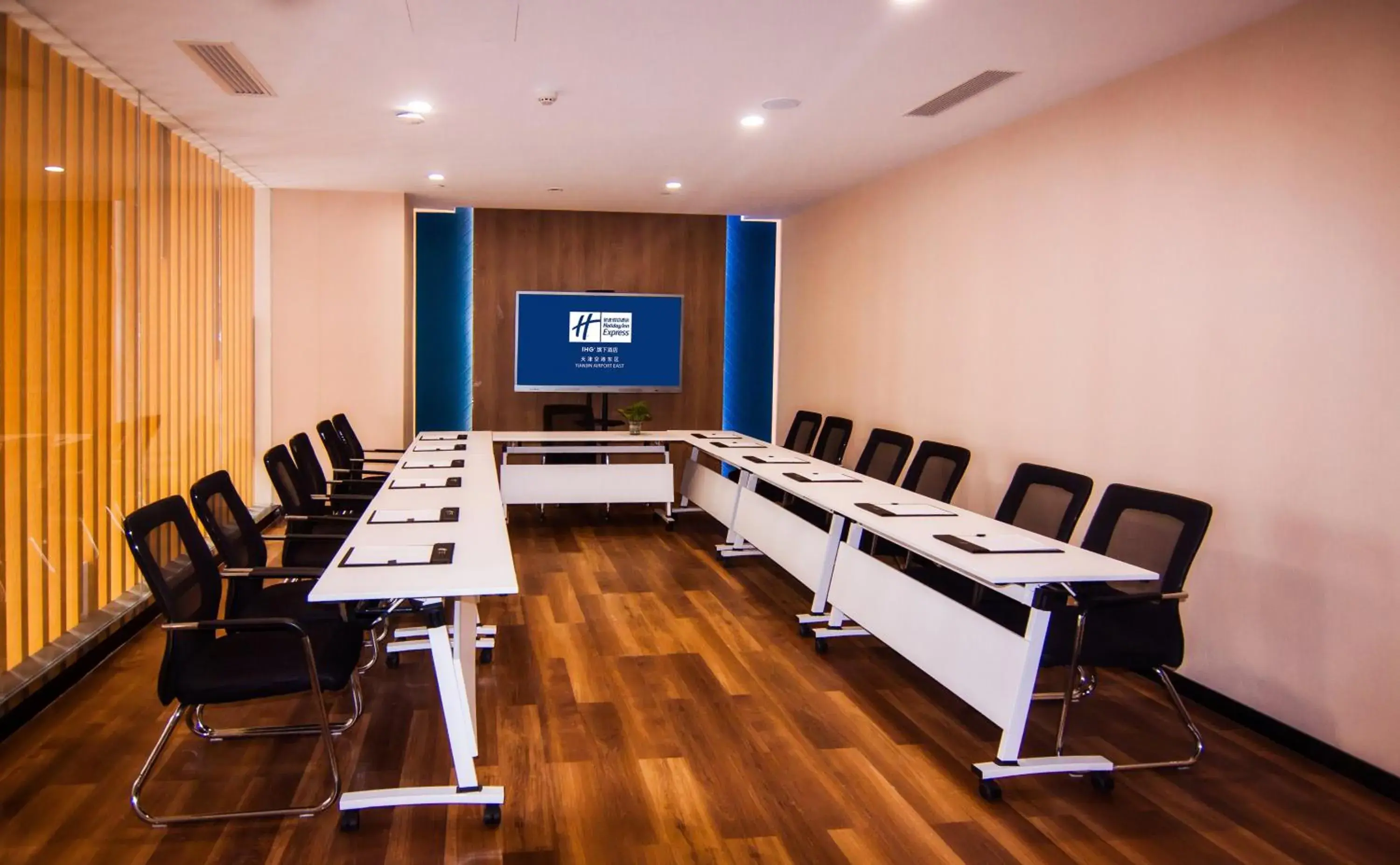 Meeting/conference room in Holiday Inn Express Tianjin Airport East, an IHG Hotel