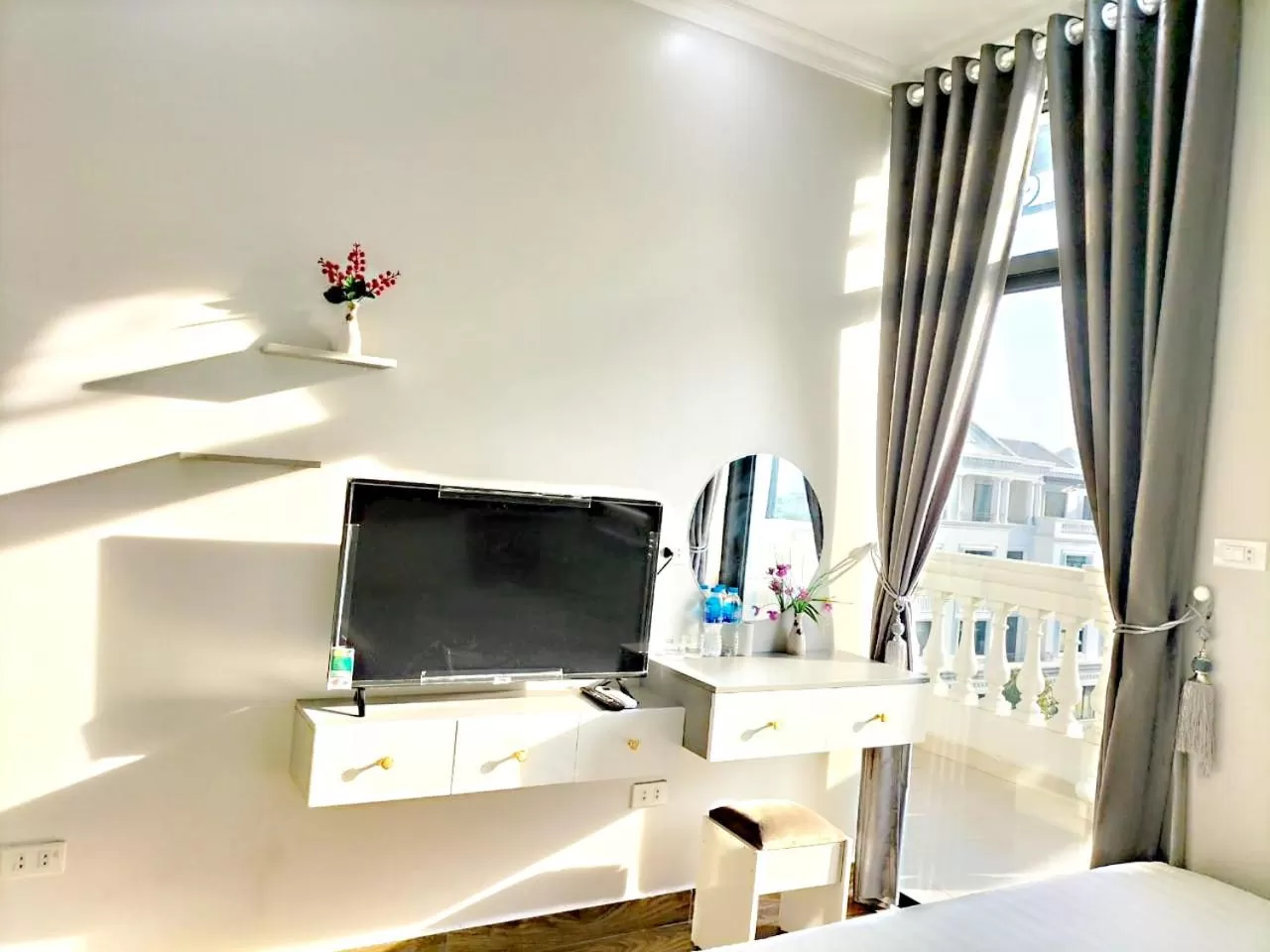 Bed, TV/Entertainment Center in The Flamboyant #StayWork Vinhomes Marina