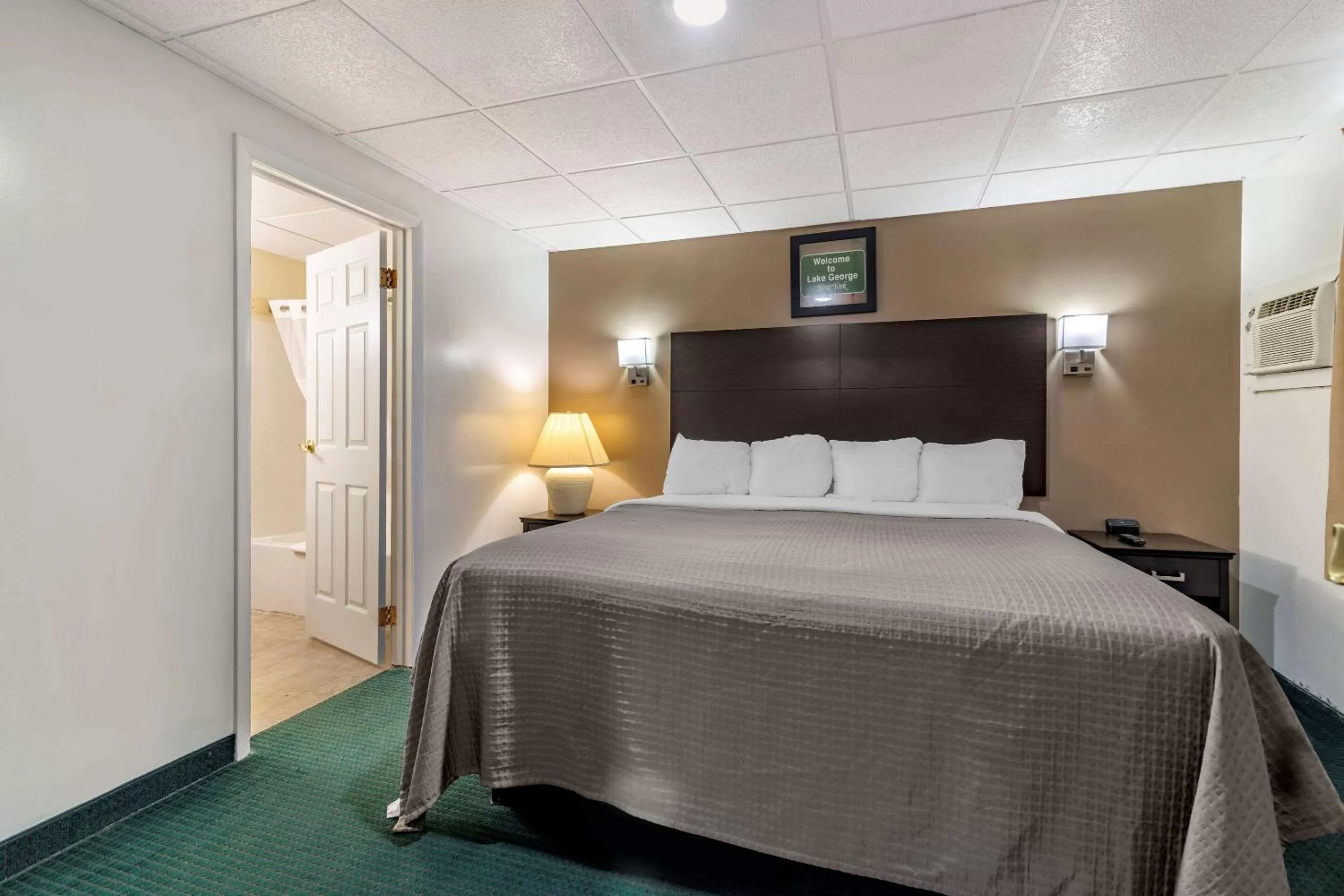 Photo of the whole room, Bed in Rodeway Inn Lake George Outlets