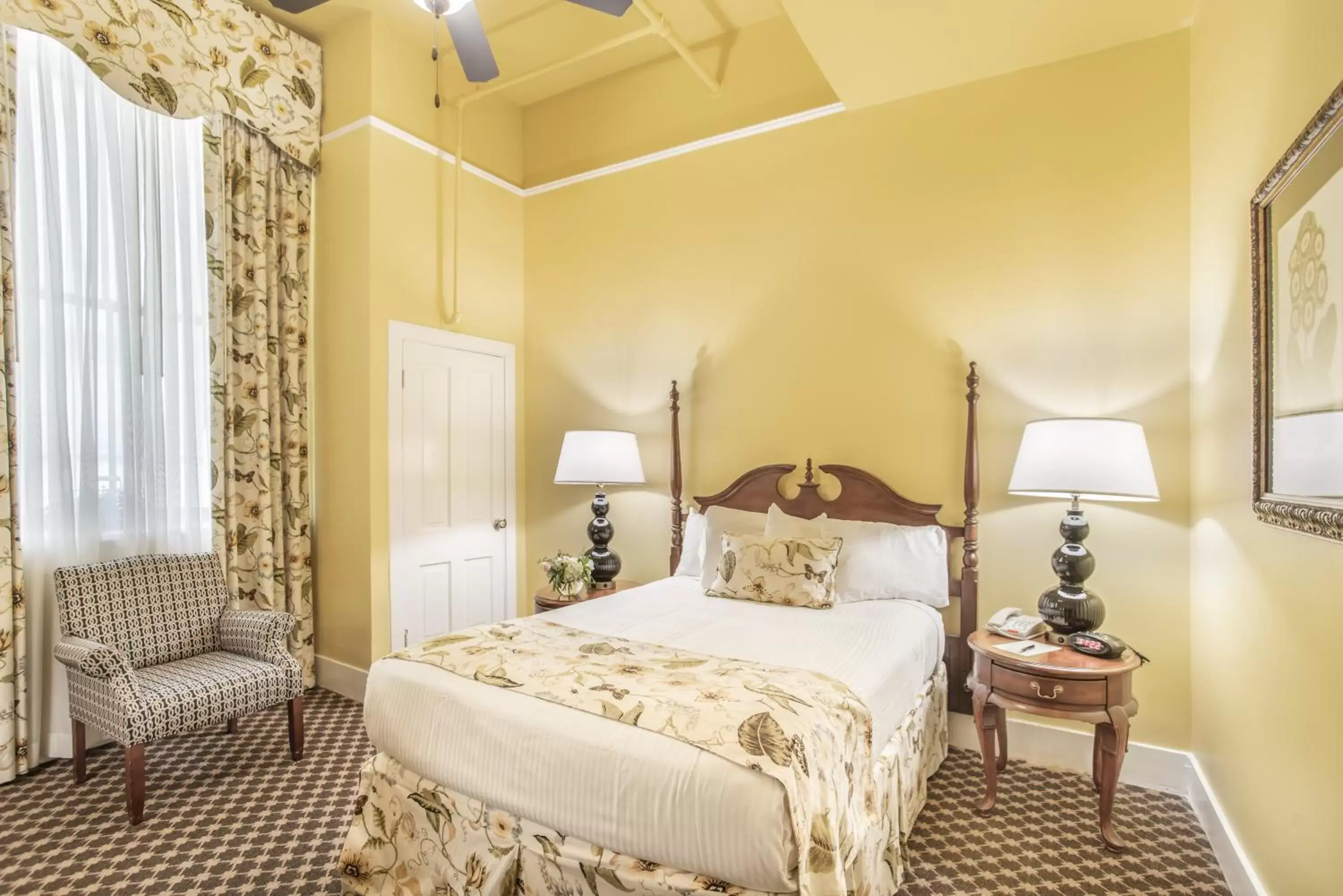 Bedroom, Bed in Menger Hotel